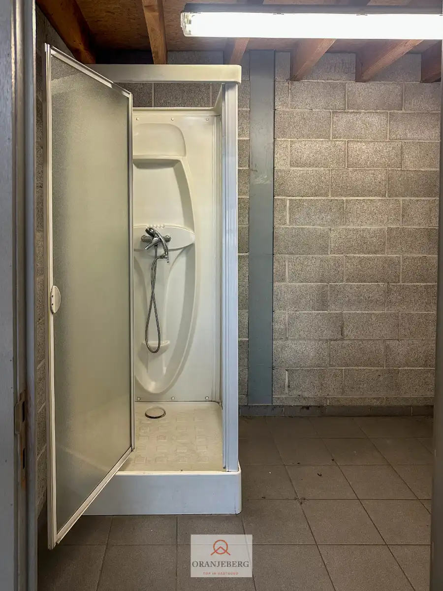 Groot hoekmagazijn (650m²) Te Huur met hoge bereikbaarheid vlakbij R4 foto 15