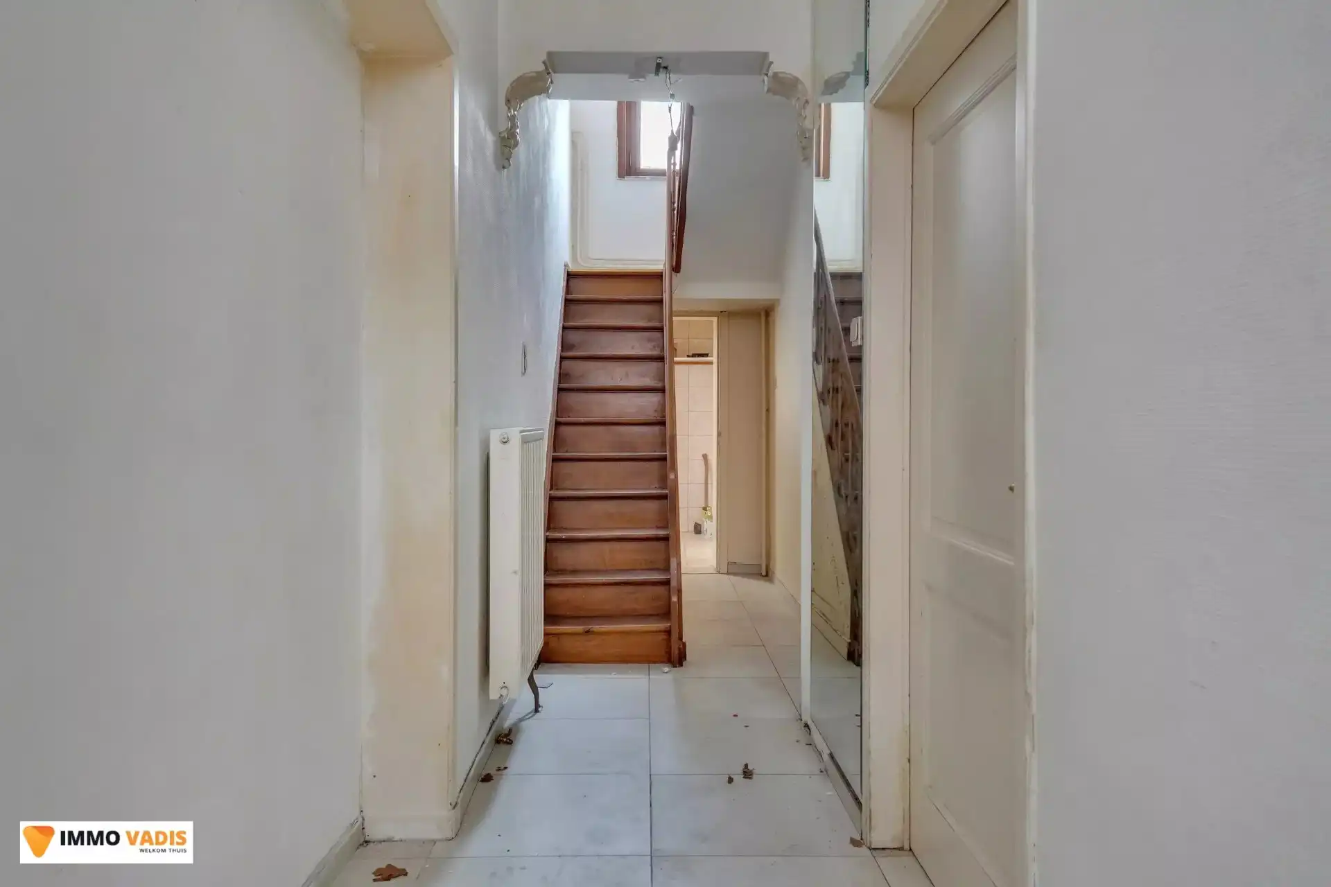 Authentiek herenhuis met karakter, klaar voor een stijlvolle renovatie. foto 2