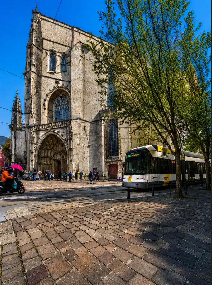 Gerenoveerd 2-slaapkamerappartement met uitzicht op Sint-Baafskathedraal foto 12