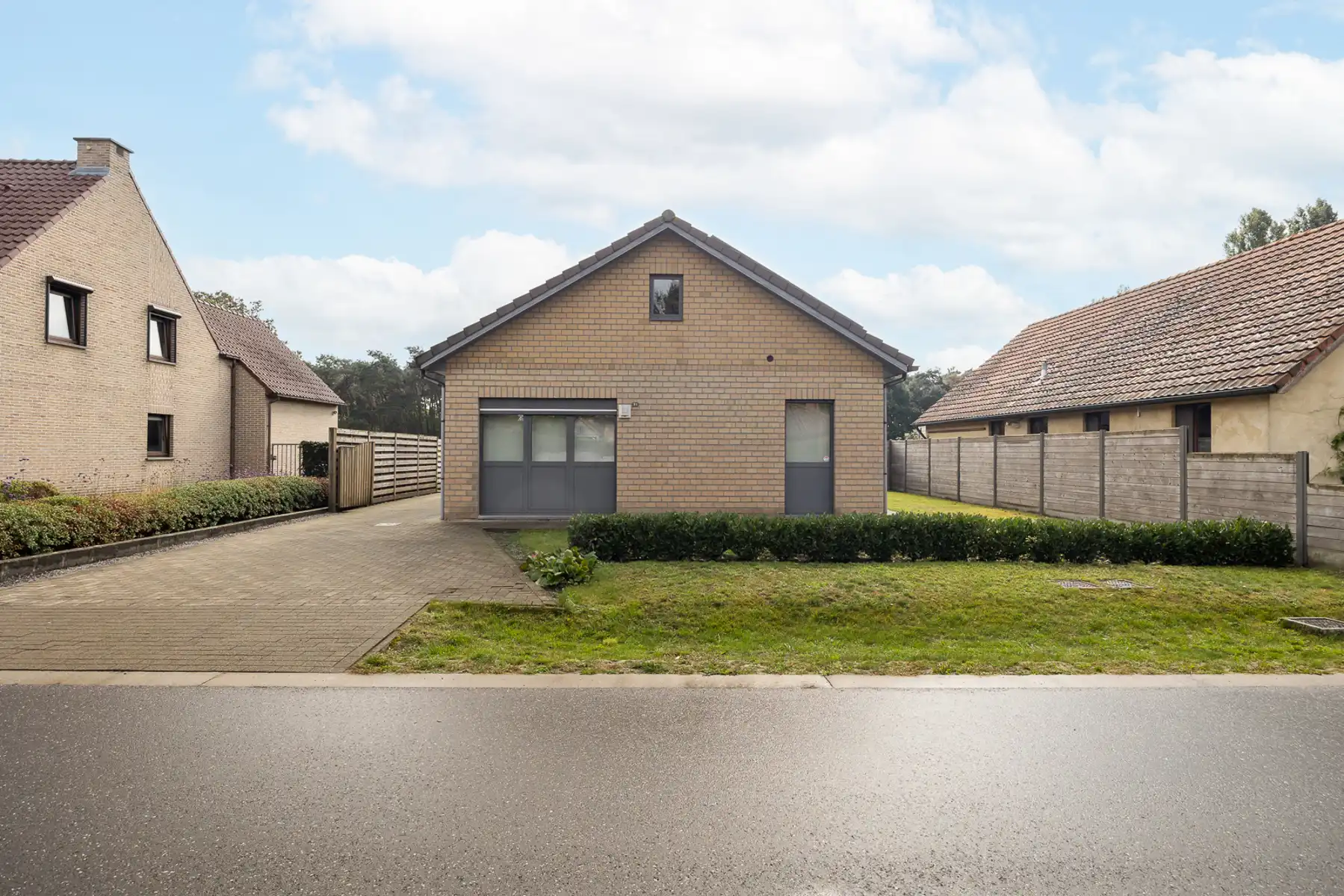 Laagbouwwoning met 3 slaapkamers, veranda, garage, zolder en prachtig open zicht in Wuustwezel. foto {{pictureIndex}}