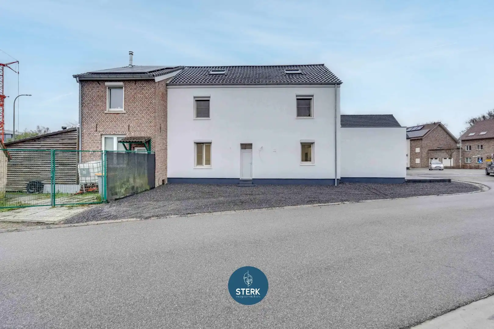 MODERN GERENOVEERDE GEZINSWONING MET 5 SLPKS + 2 BADKAMERS TE LANAKEN !  foto 25