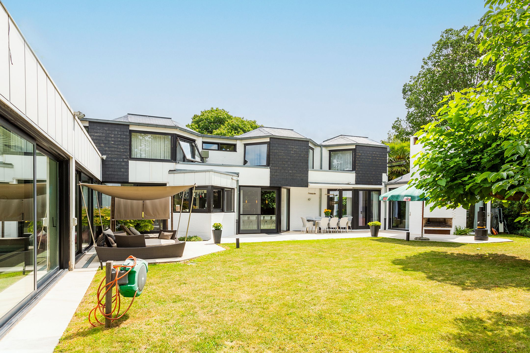 Topgelegen architectenwoning met ruim tuin en binnenzwembad. foto {{pictureIndex}}