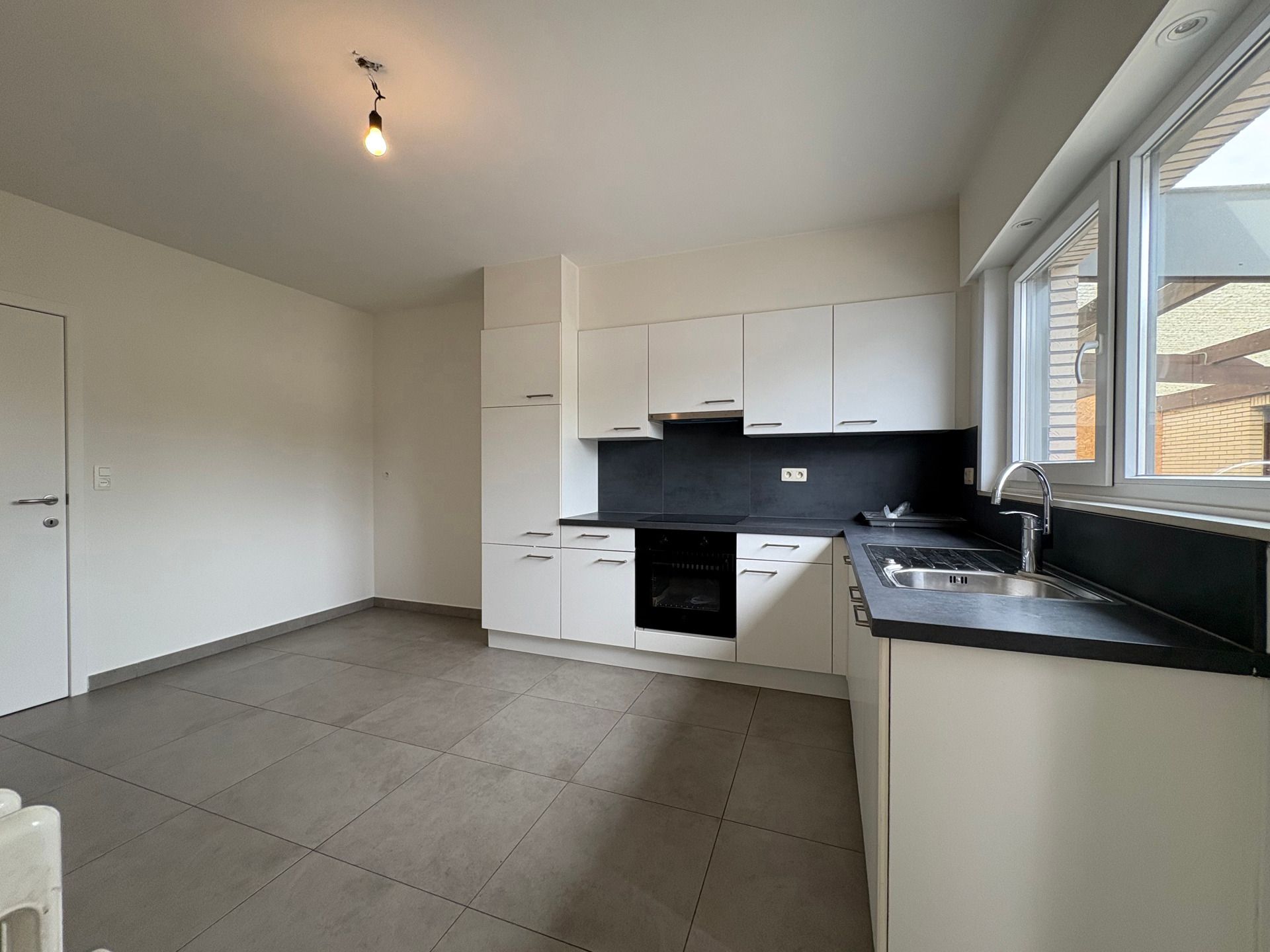 Ruime gerenoveerde woning met 5 slpks in centrum Ouwegem foto 2