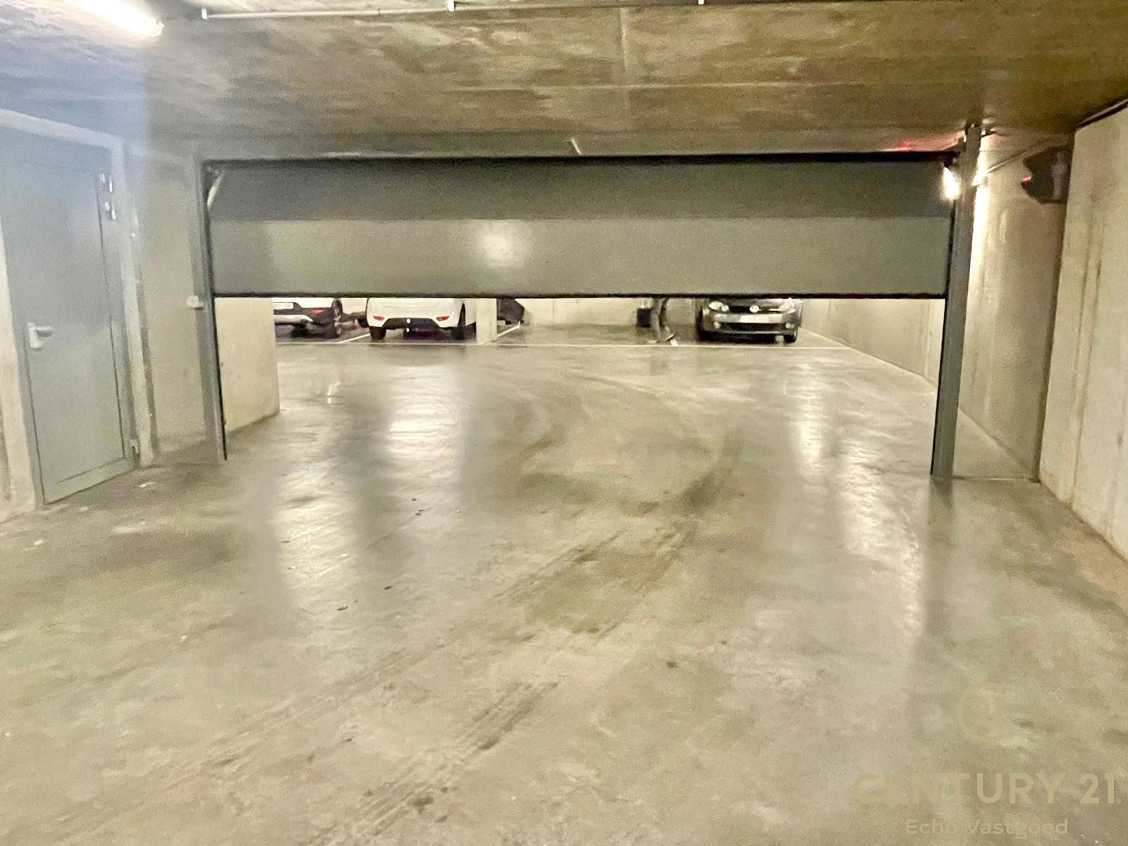 Ruime Autostaanplaats in Recente, Afgesloten Parkeergarage foto 5