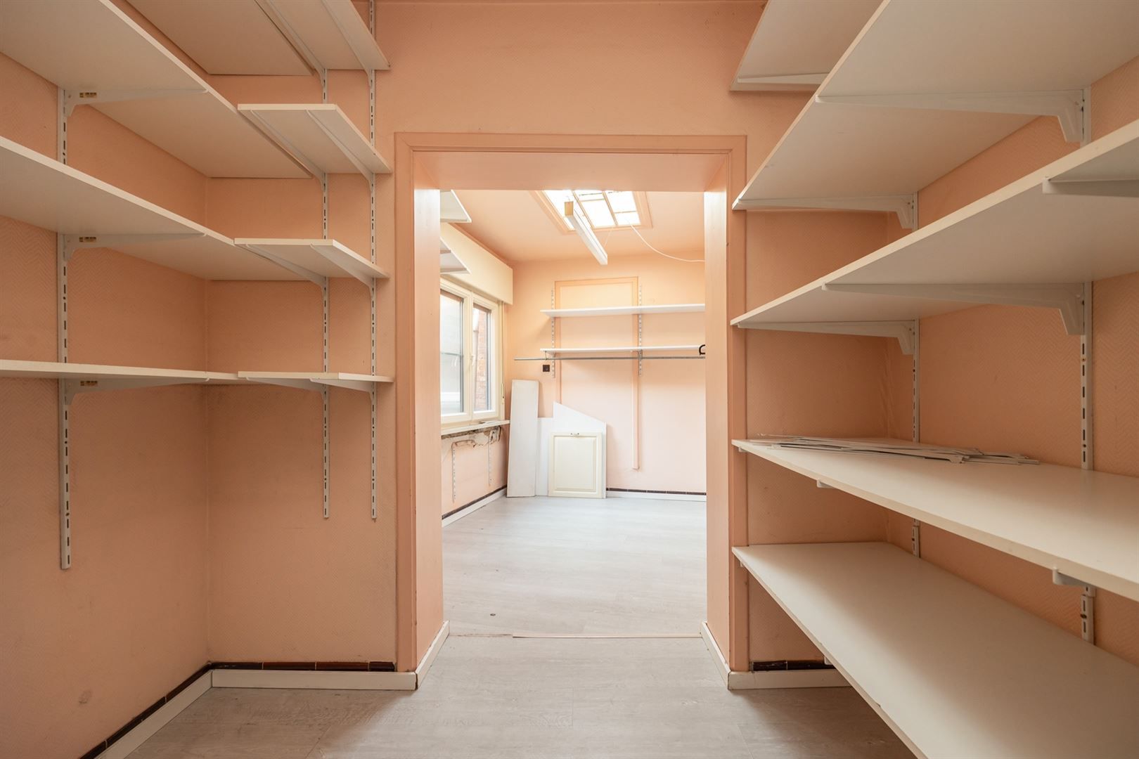 Hedendaagse commerciële ruimte met appartement foto 24