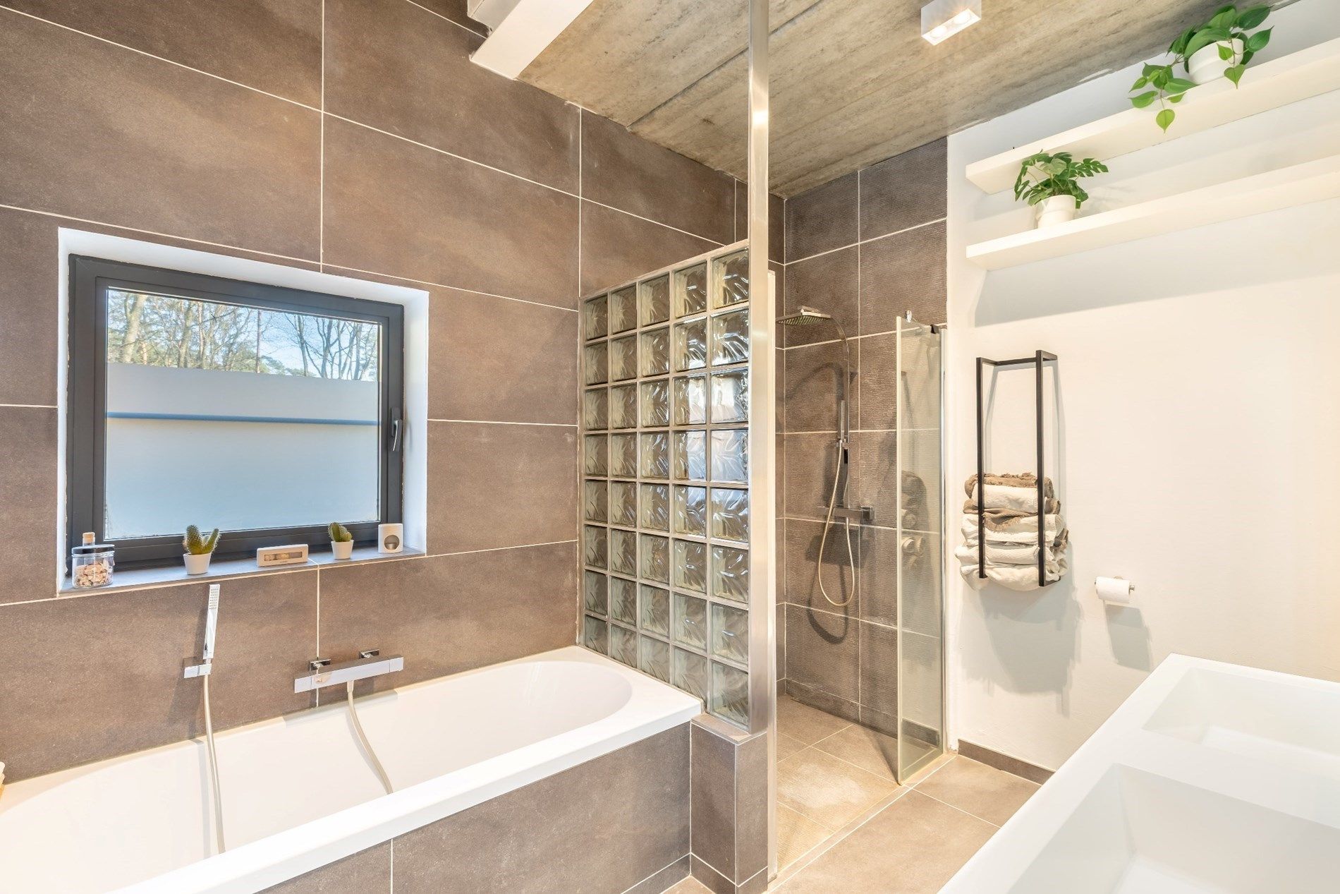 Architecturale woning in bosrijke omgeving. foto 10