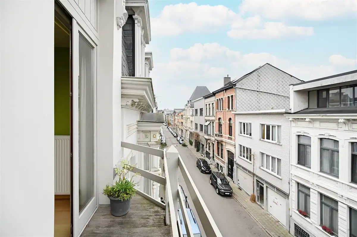 Mooie en gerenoveerde woning in populaire straat te Borgerhout foto 19