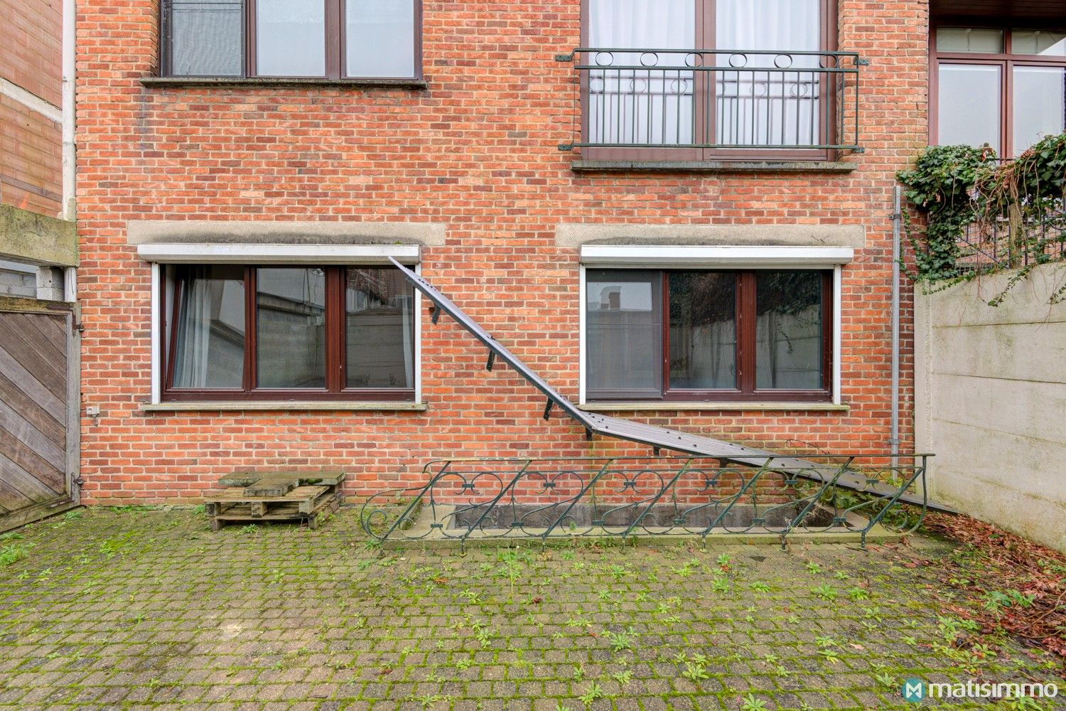 INSTAPKLAAR GELIJKVLOERS APPARTEMENT MET PARKEERPLAATS AAN STADSRAND VAN TONGEREN foto 21