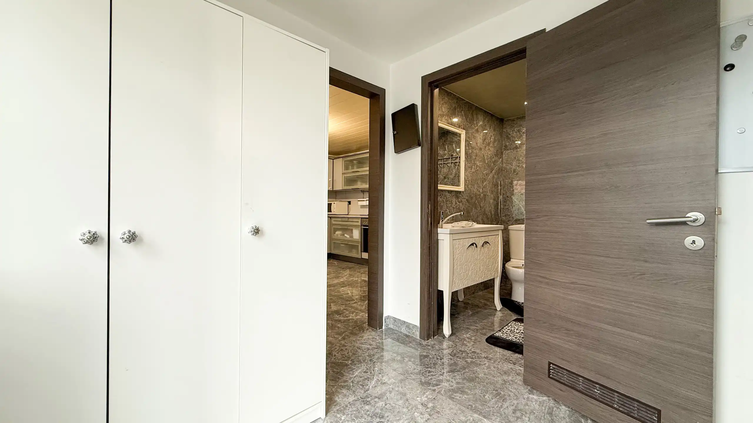 Instapklare vernieuwde woning van 170m² met 3slpks! foto 6