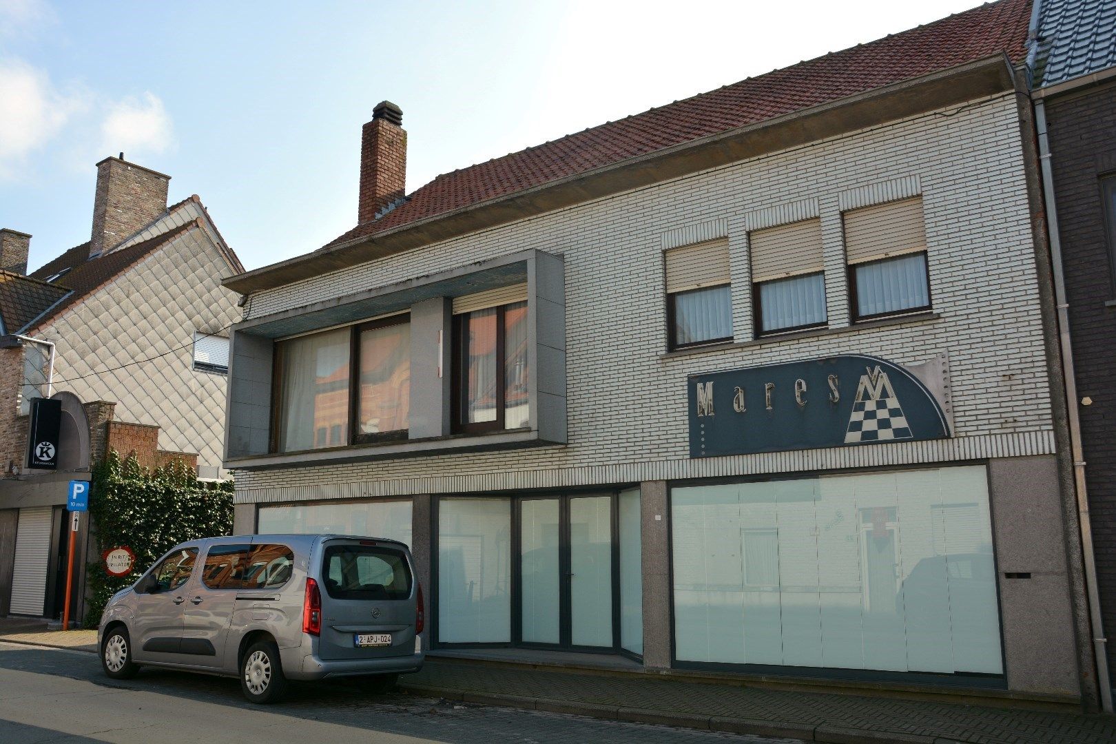 Op te frissen handelspand met woonst en garages op een uitstekende locatie in centrum Oudenburg foto {{pictureIndex}}