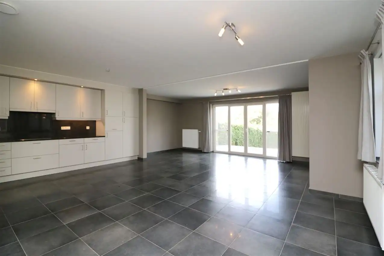 Recente woning met vier slpk, tuin, garage op rustige locatie foto 11