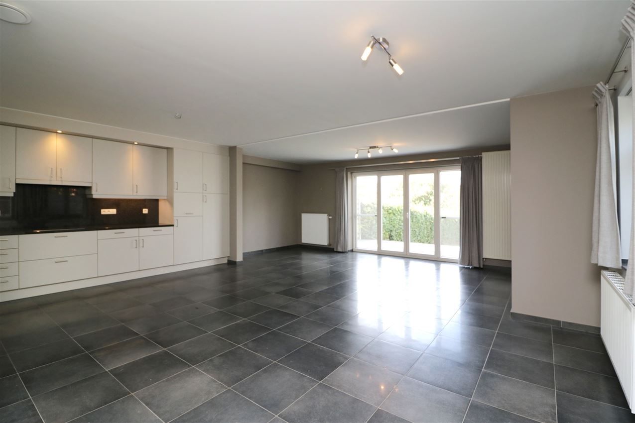 Recente woning met vier slpk, tuin, garage op rustige locatie foto 11