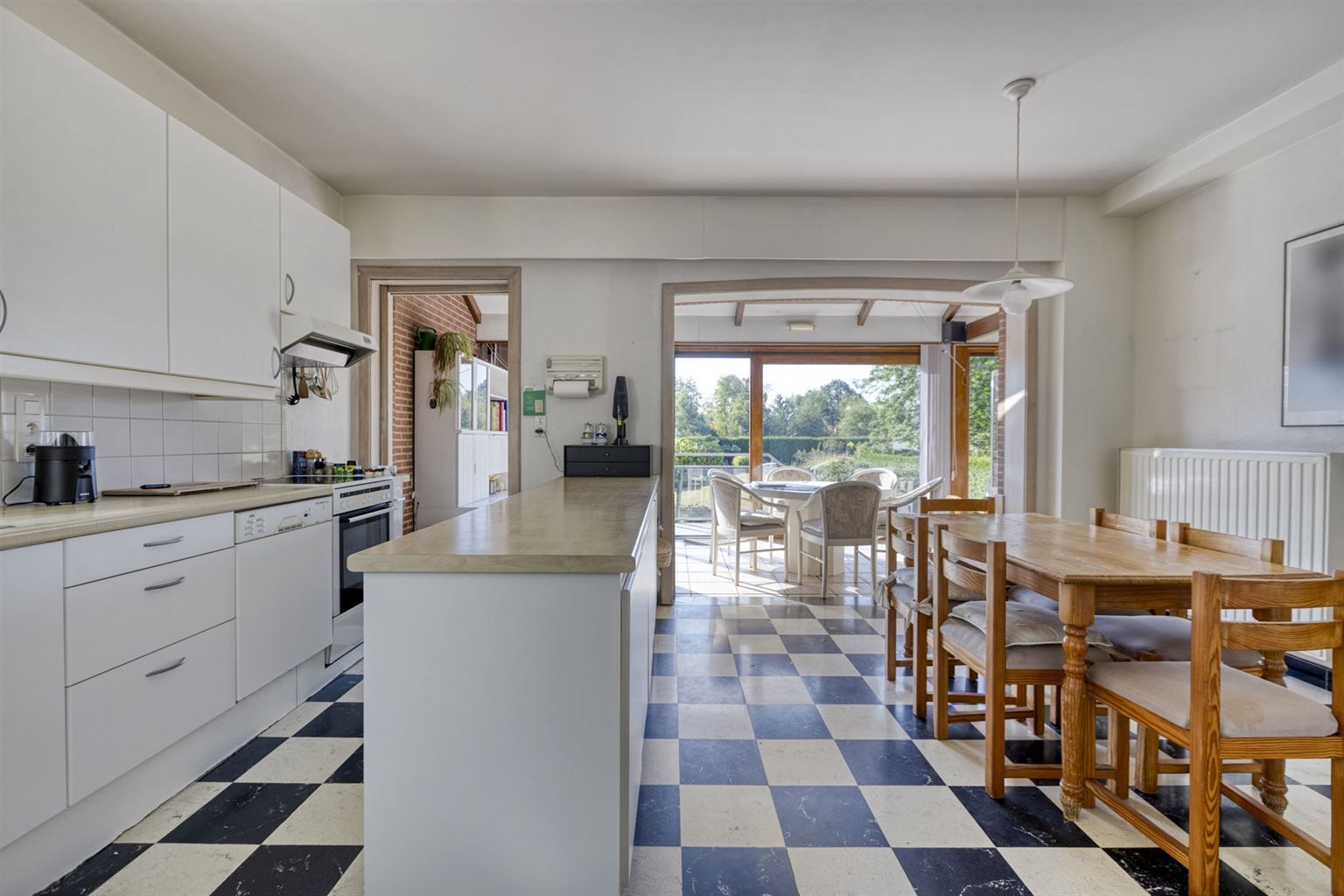 Karaktervolle, vrijstaande woning met 4 slaapkamers, veranda, dubbele garage, volledig onderkelderd op een perceel van 17a48ca, centraal gelegen bij het centrum. foto 16