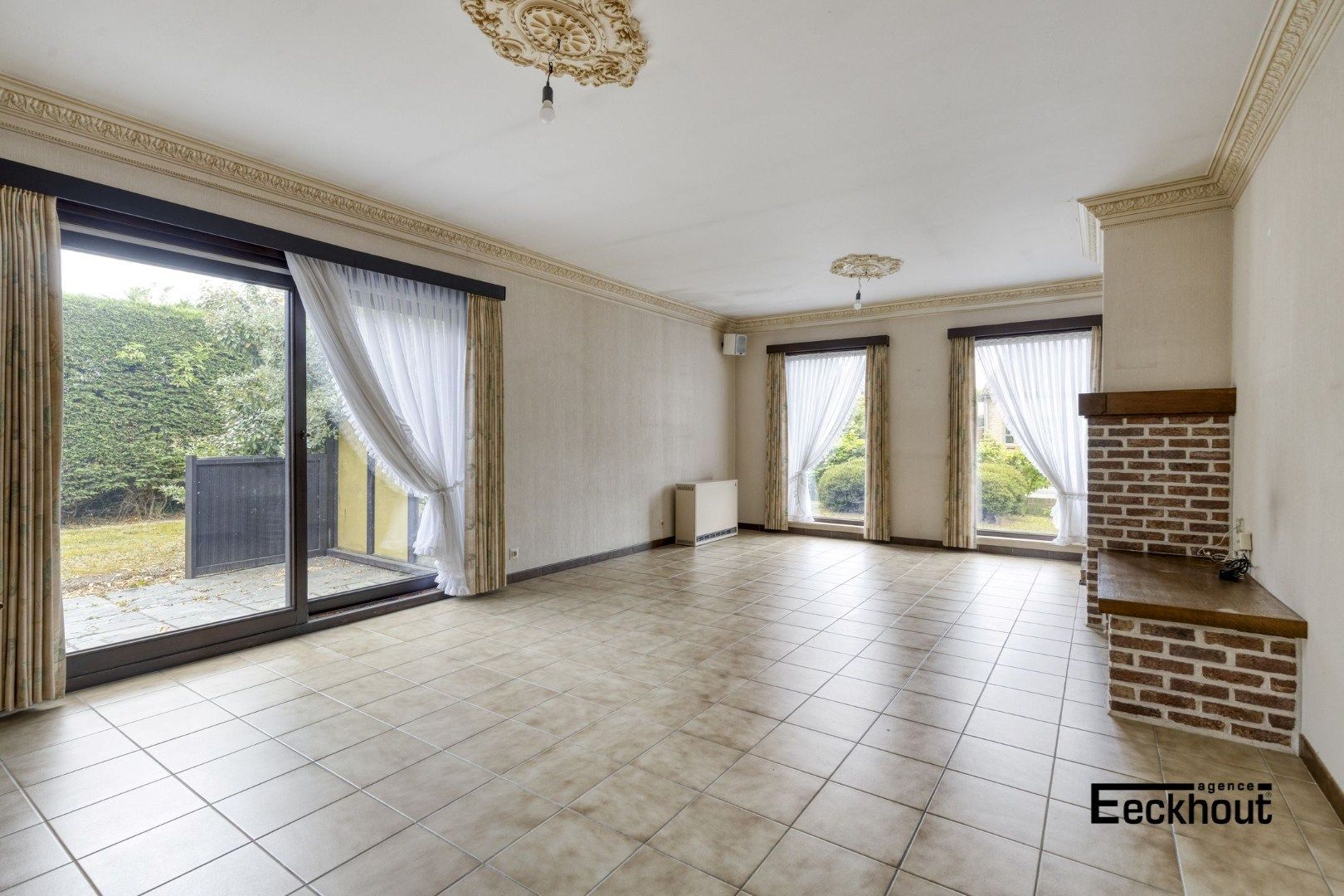 Verzorgde villa met garage in een brede, rustige straat in residentiële wijk! foto 2