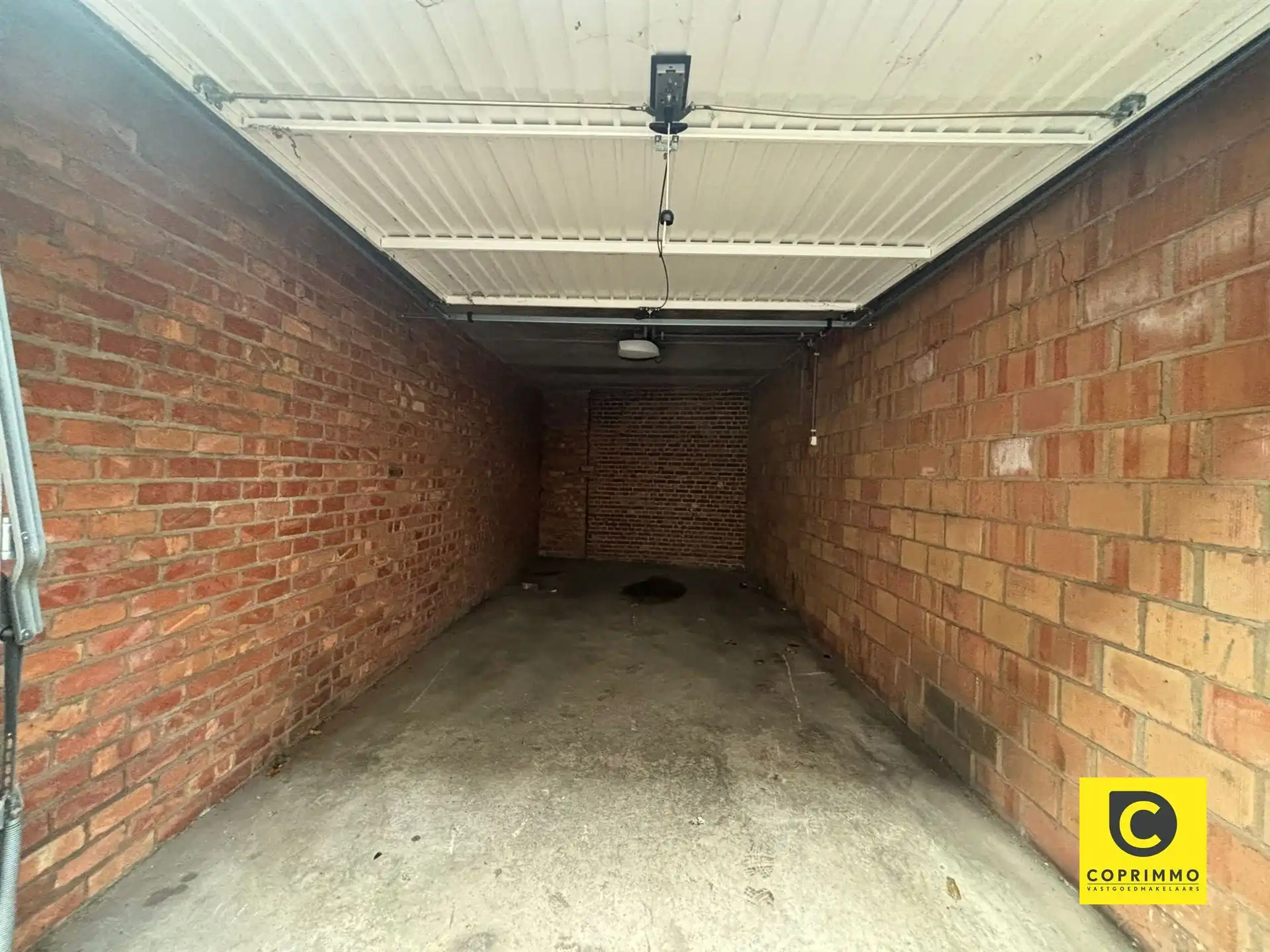 Garagebox met elektrische poort foto 4