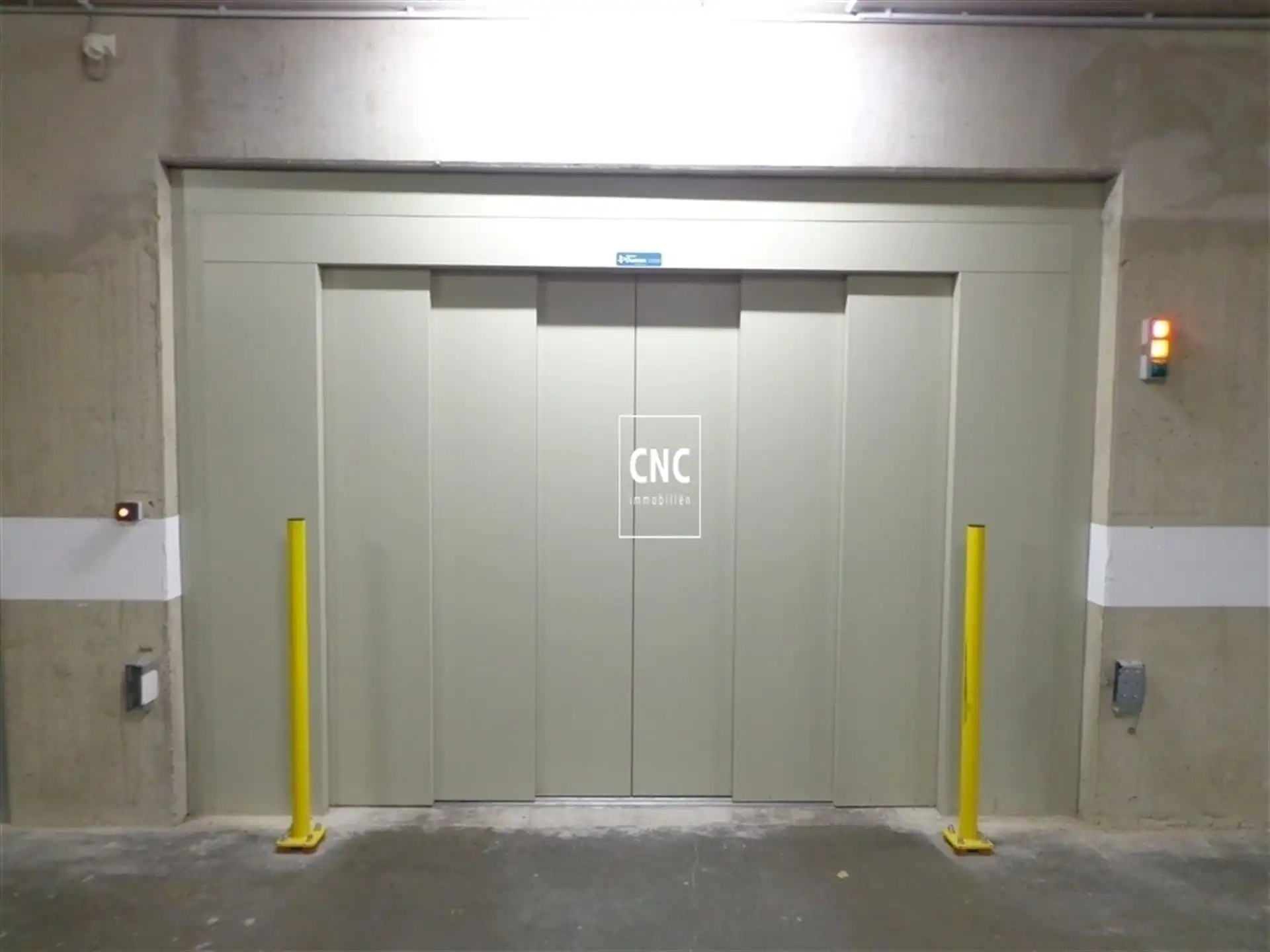 Ruime en toegankelijk autostaanplaats nabij de Lippenslaan foto 2