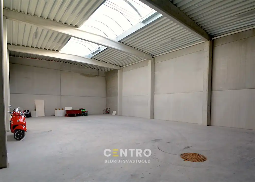 Zeer degelijk MAGAZIJN/WERKPLAATS (266m2) met hoge elektrische sectionaalpoort, toilet en 2 private parkeerplaatsen voor de deur. foto 3