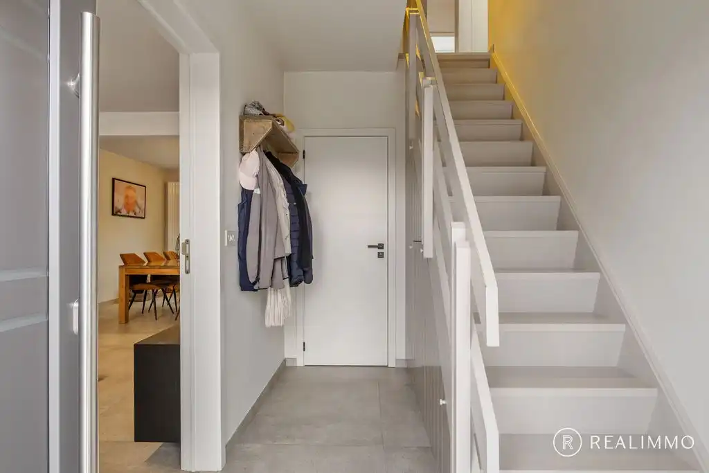 Verzorgde halfopen bebouwing op 364 m² in rustige verkaveling te Avelgem foto 2