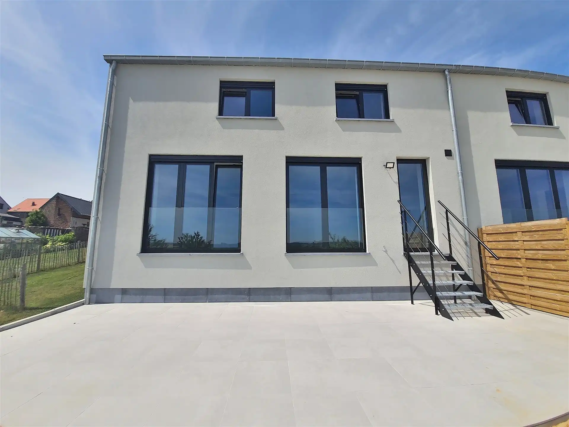 Nieuwbouw woning met 3 slaapkamers en tuin op toplocatie foto {{pictureIndex}}