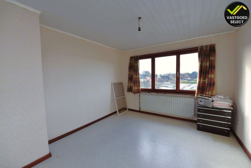 Te koop: Te renoveren kangeroewonen met 4 slaapkamers, badkamer en garage in het centrum van Maldegem – 376 m² perceel foto 10