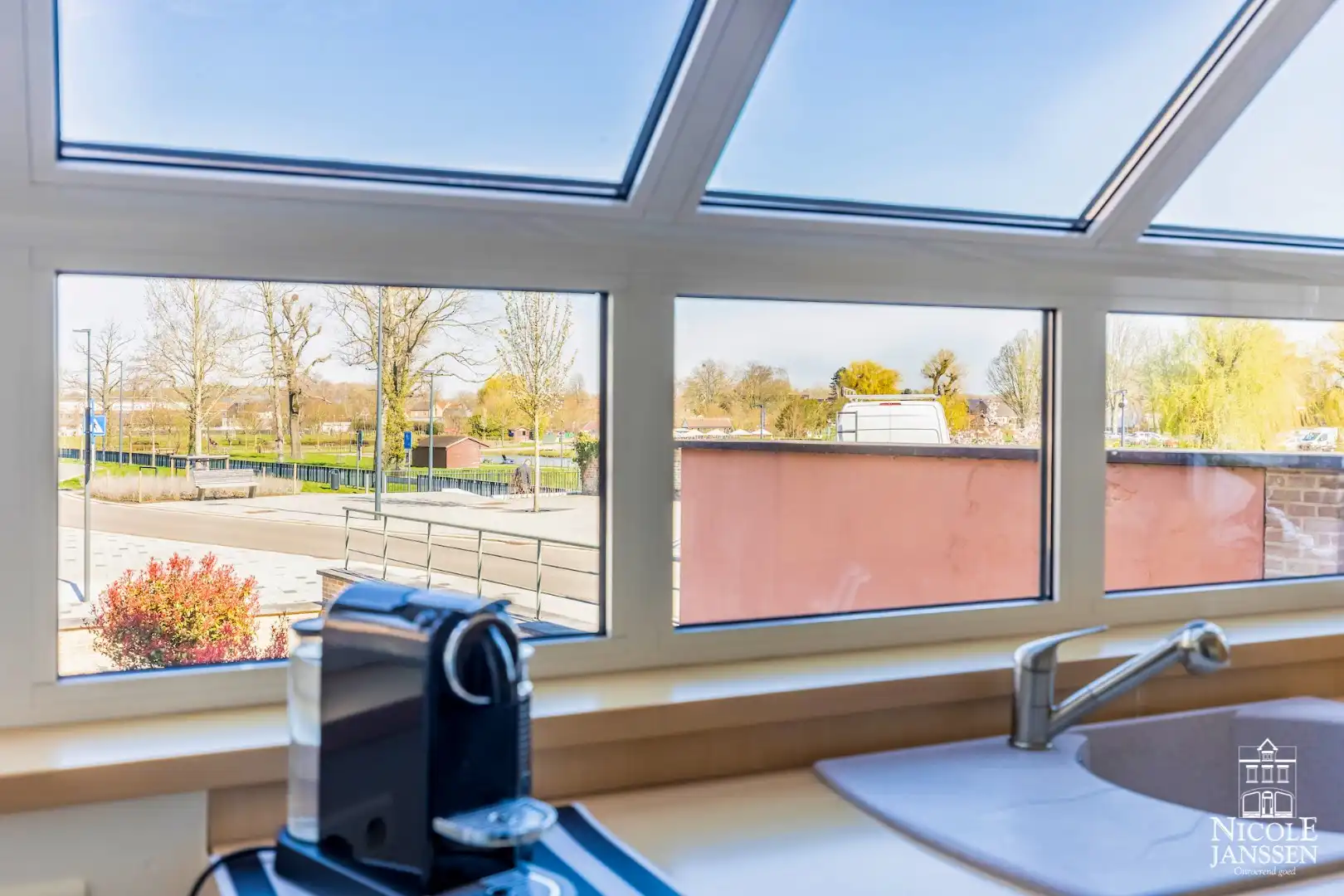 Zeer centraal gelegen en ruim ingedeeld duplex-appartement met mooi terras en garage foto 14