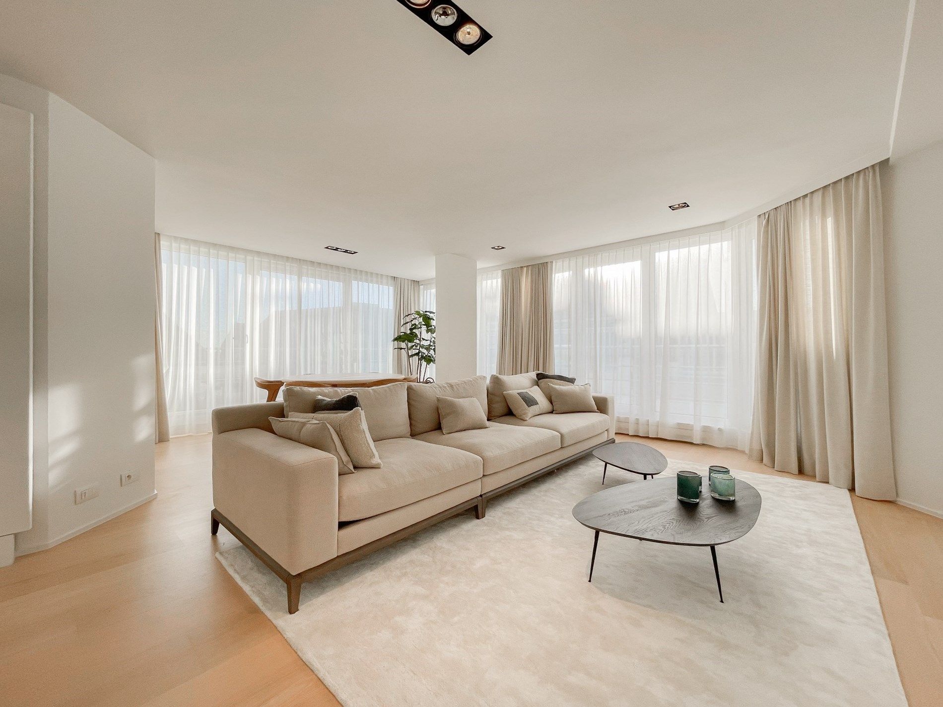 Appartement met zijdelings zeezicht en een ruim zuidwest gericht terras. foto {{pictureIndex}}