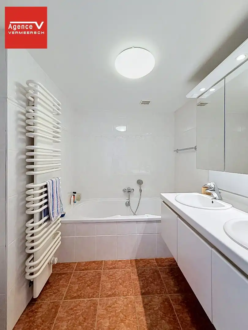 Stijlvol appartement met panoramisch verzicht op het hinterland.  foto 13