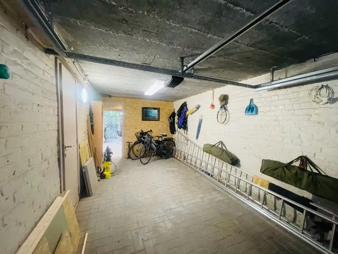 Zeebrugge à 50 mètres de la mer&nbsp; Maison très charmante entièrement rénovée avec 5 chambres à coucher, 3 salles de bains et 3 terrasses. Atout majeur : 2 places de parking et un grand garage. Comprend une allée pour 2 voitures en enfilade, un grand garage, un atelier,un local a vélos, un studio aménagé et un petit jardin orienté au sud. &nbsp;1er étage : superbe séjour, cuisine ouverte aménagée, donnant sur une terrasse. Style Long Island. &nbsp;2e étage : 3 belles chambres, 2 salles de bain. Sous les combles, une 4e chambre. &nbsp;Surface construite de 230 m². Superficie du terrain de 137 m².&nbsp; &nbsp; Magnifique !&nbsp; Parfaitement soigné et entretenu ! foto 30