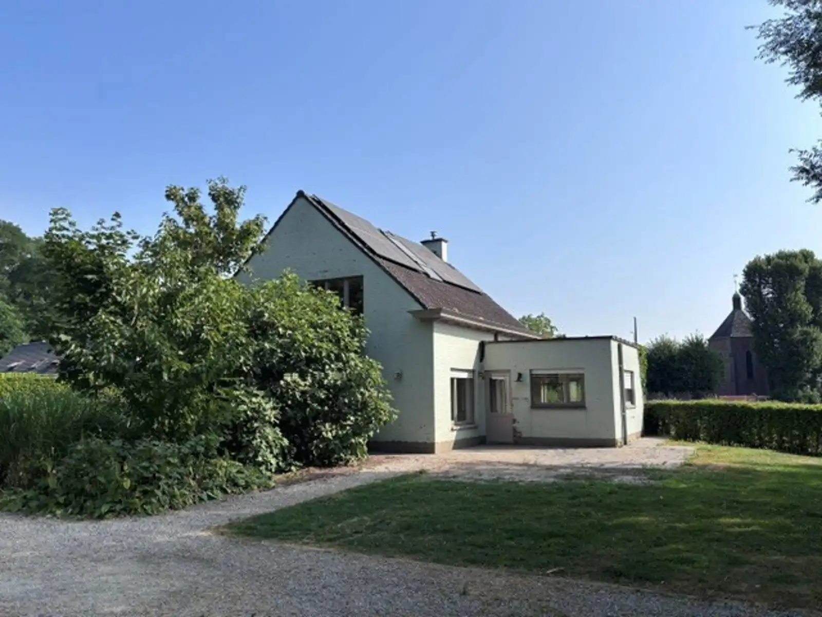 Vrijstaande woning met weide en stalling foto {{pictureIndex}}
