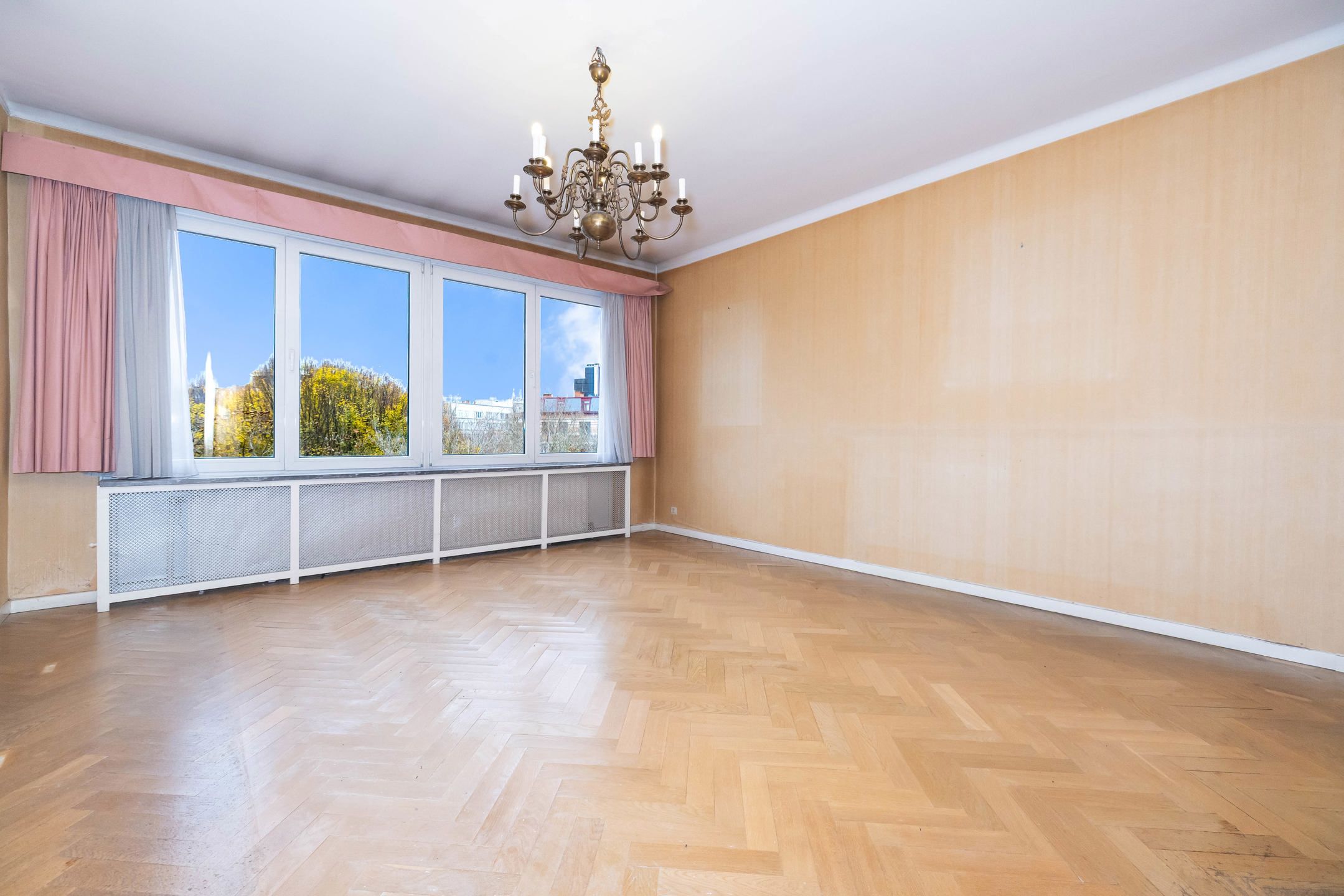 Appartement met 2 slaapkamers + terras : te renoveren foto {{pictureIndex}}