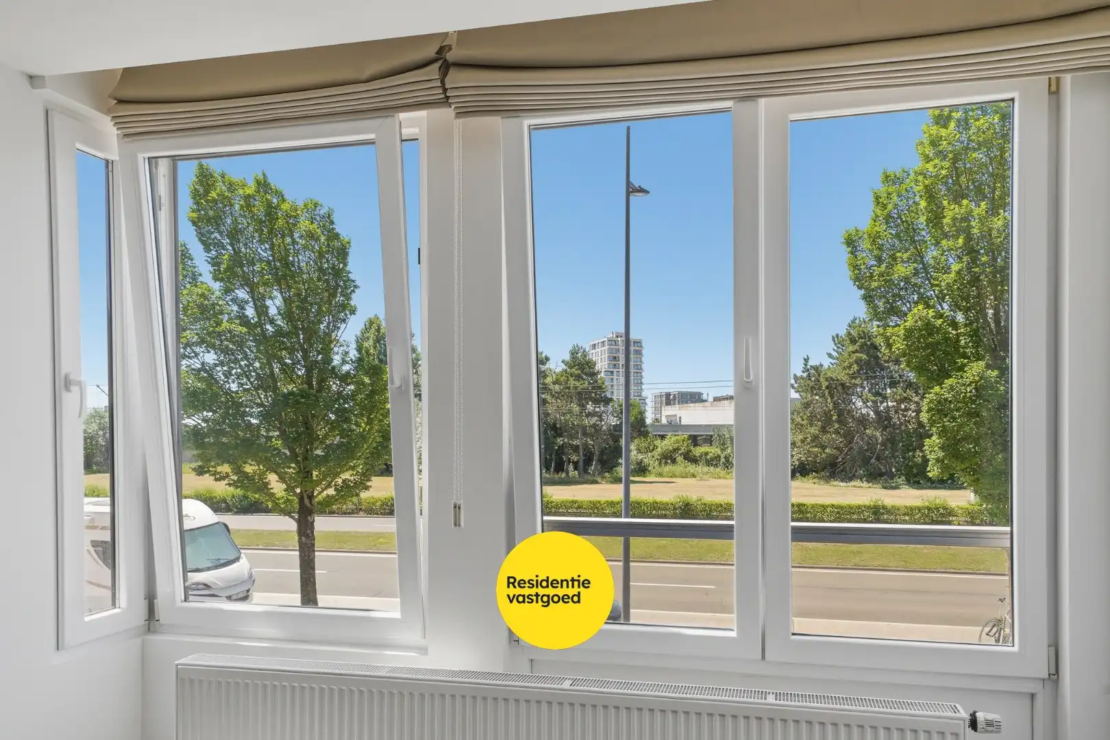 Volledig gerenoveerde bel-étage met 2 slaapkamers en ruime garage te Oostende foto 4