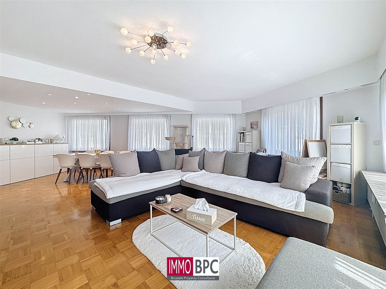 volledig gerenoveerd appartement van 140 m² foto {{pictureIndex}}