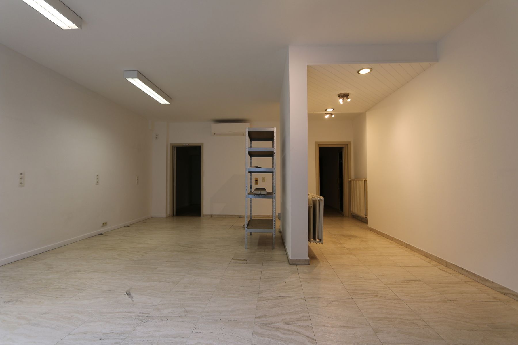 Handel 220 m² + kelder + drukke ligging + optie parking foto 5