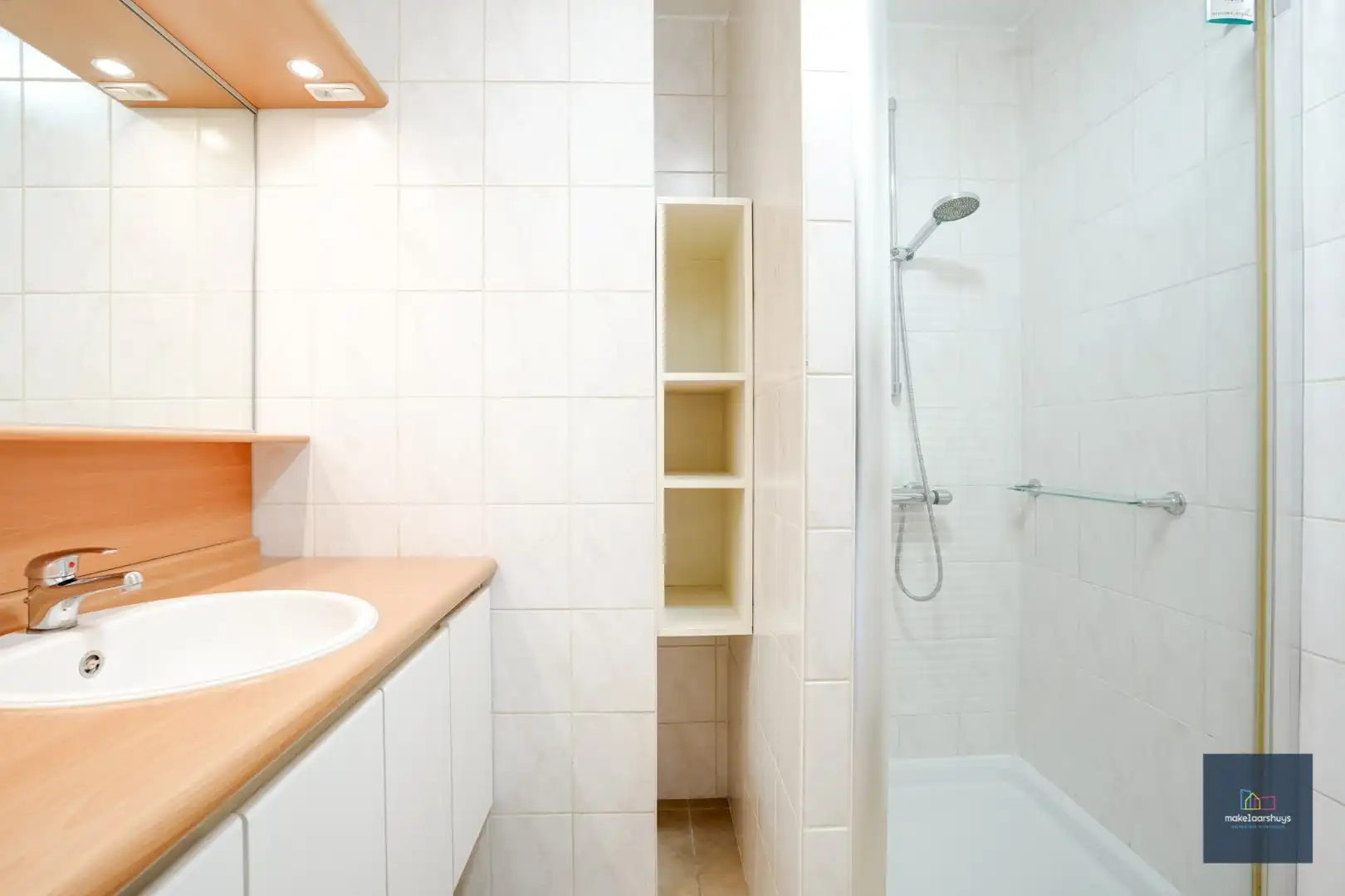 Goedgelegen 2slpk-appartement met terras en staanplaats foto 18