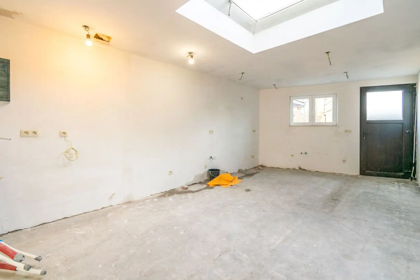Een goed gelegen, verder af te werken rijwoning! foto 5
