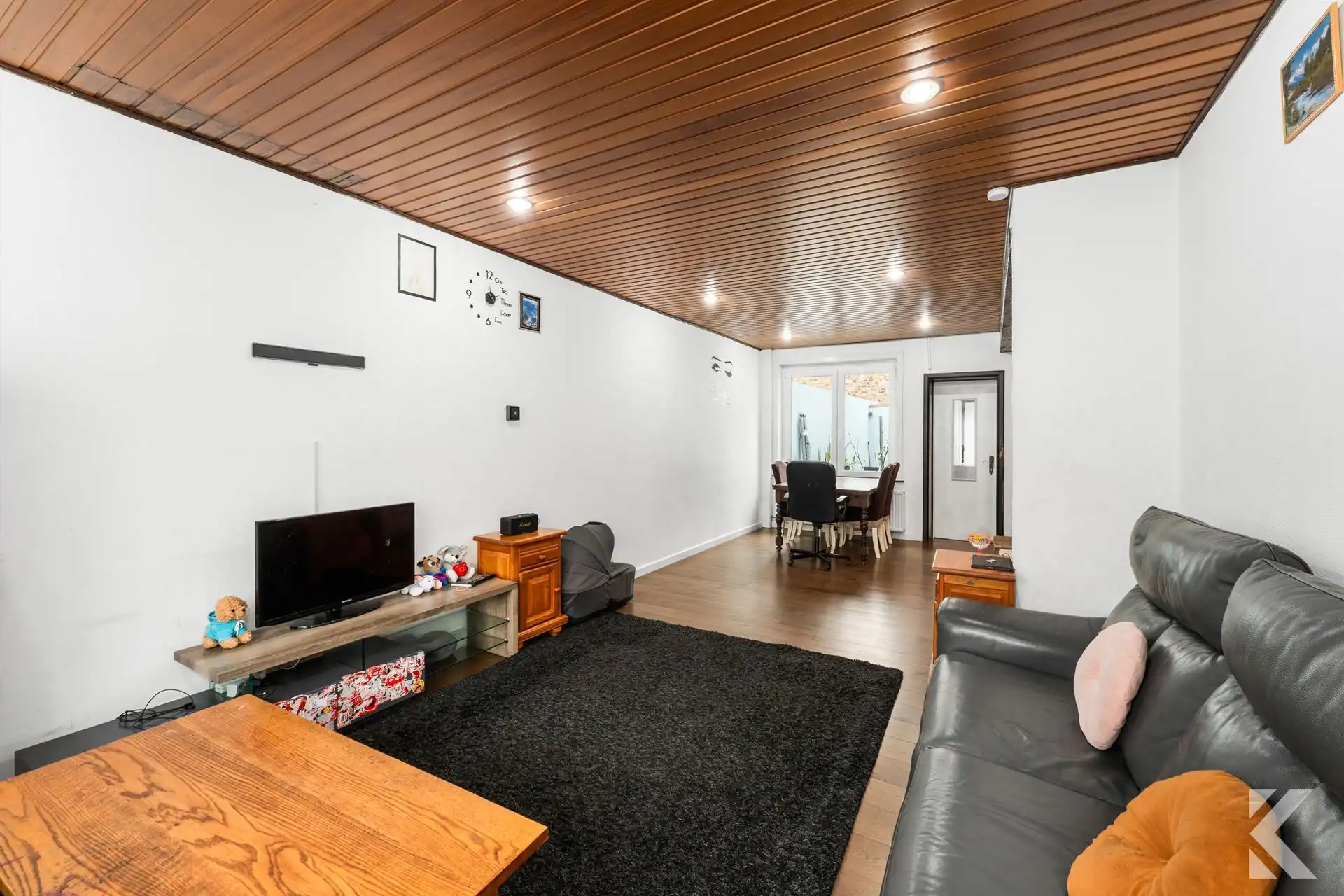 Volledig gerenoveerde woning met 3 slpk, 2 bdk,zonnige koer foto 9