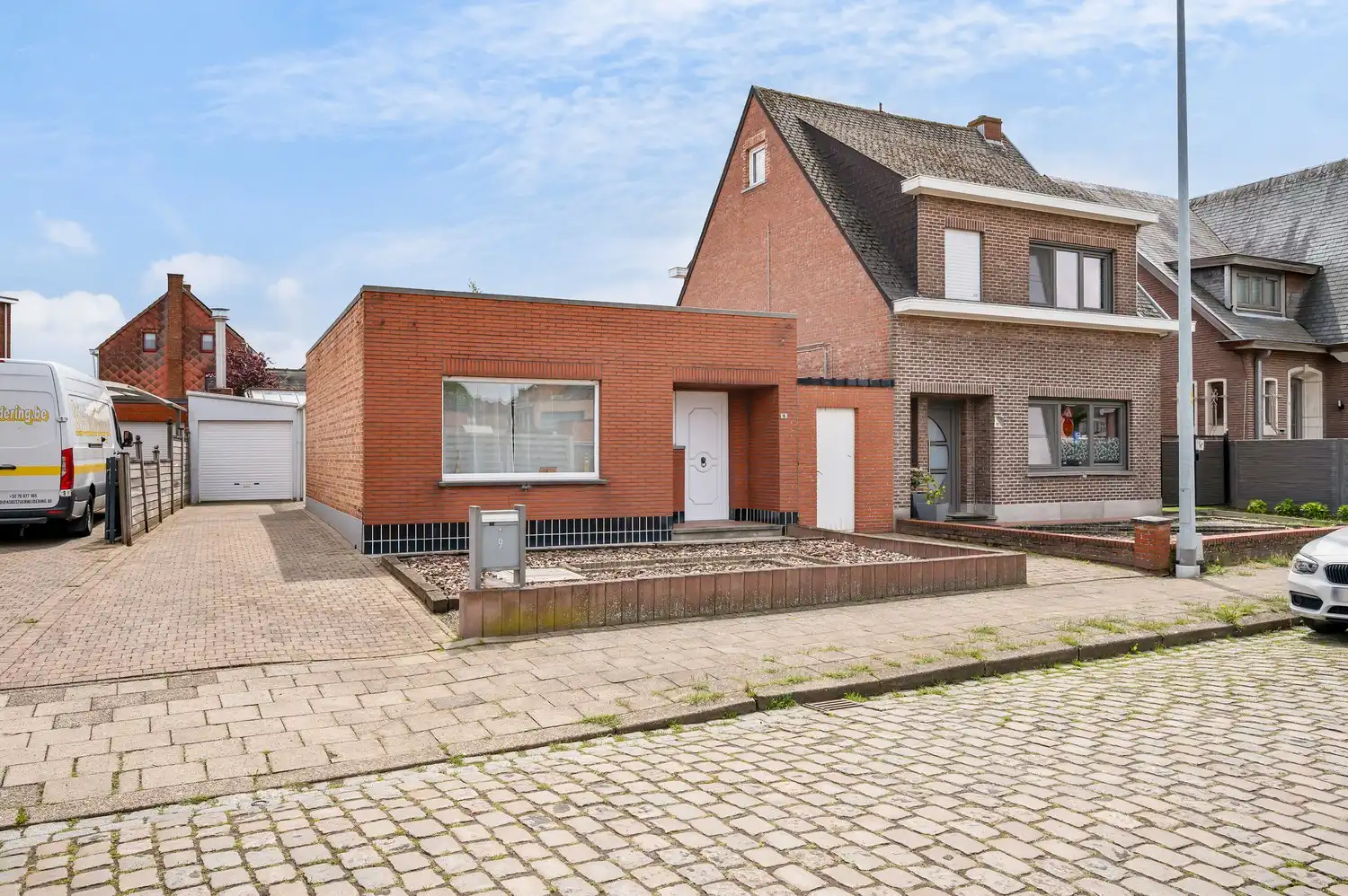 Hoofdfoto van de publicatie: TE RENOVEREN WONING OP GOEDE LOCATIE + MAGAZIJN