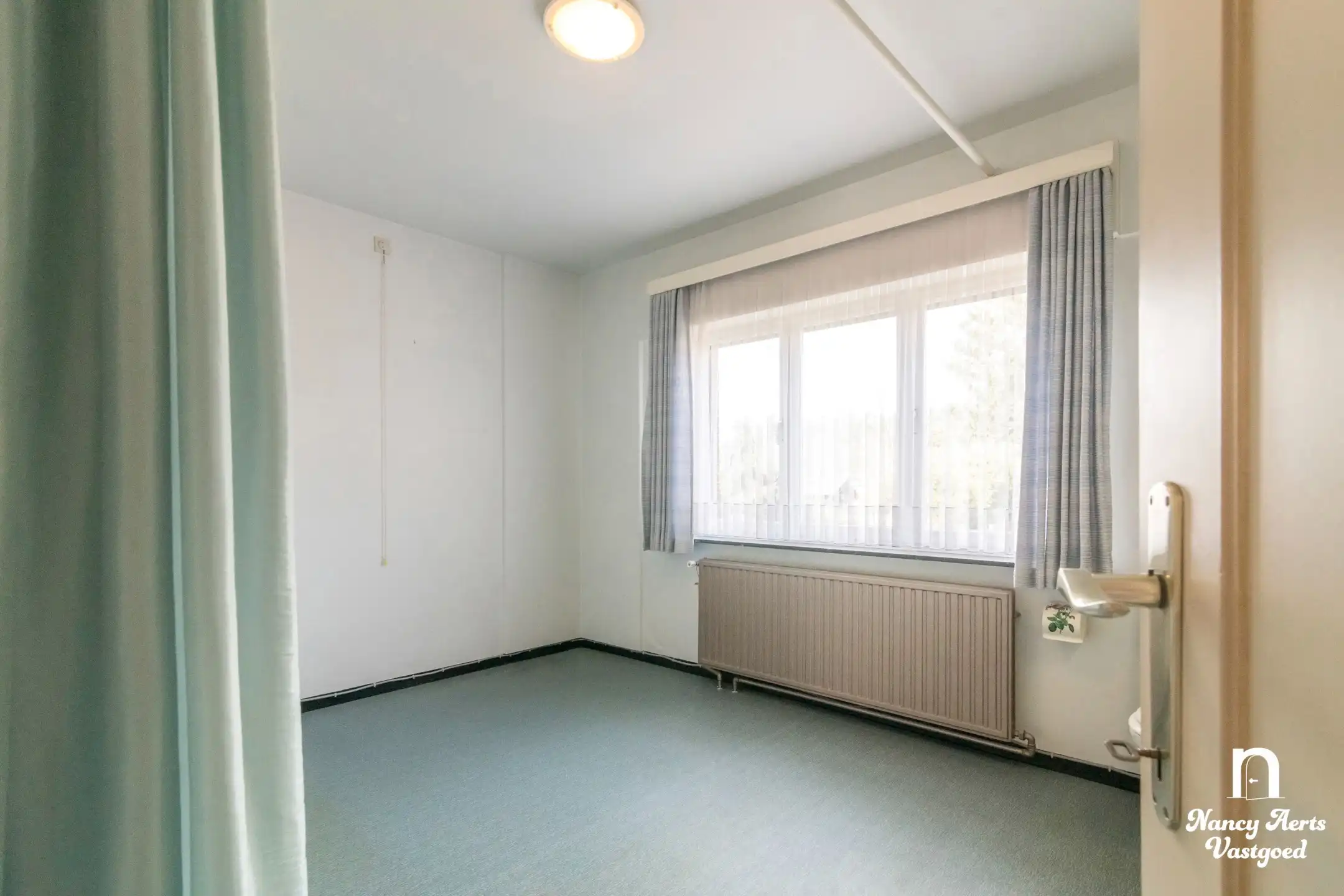 Karaktervolle woning met groene tuin in een rustige straat foto 35