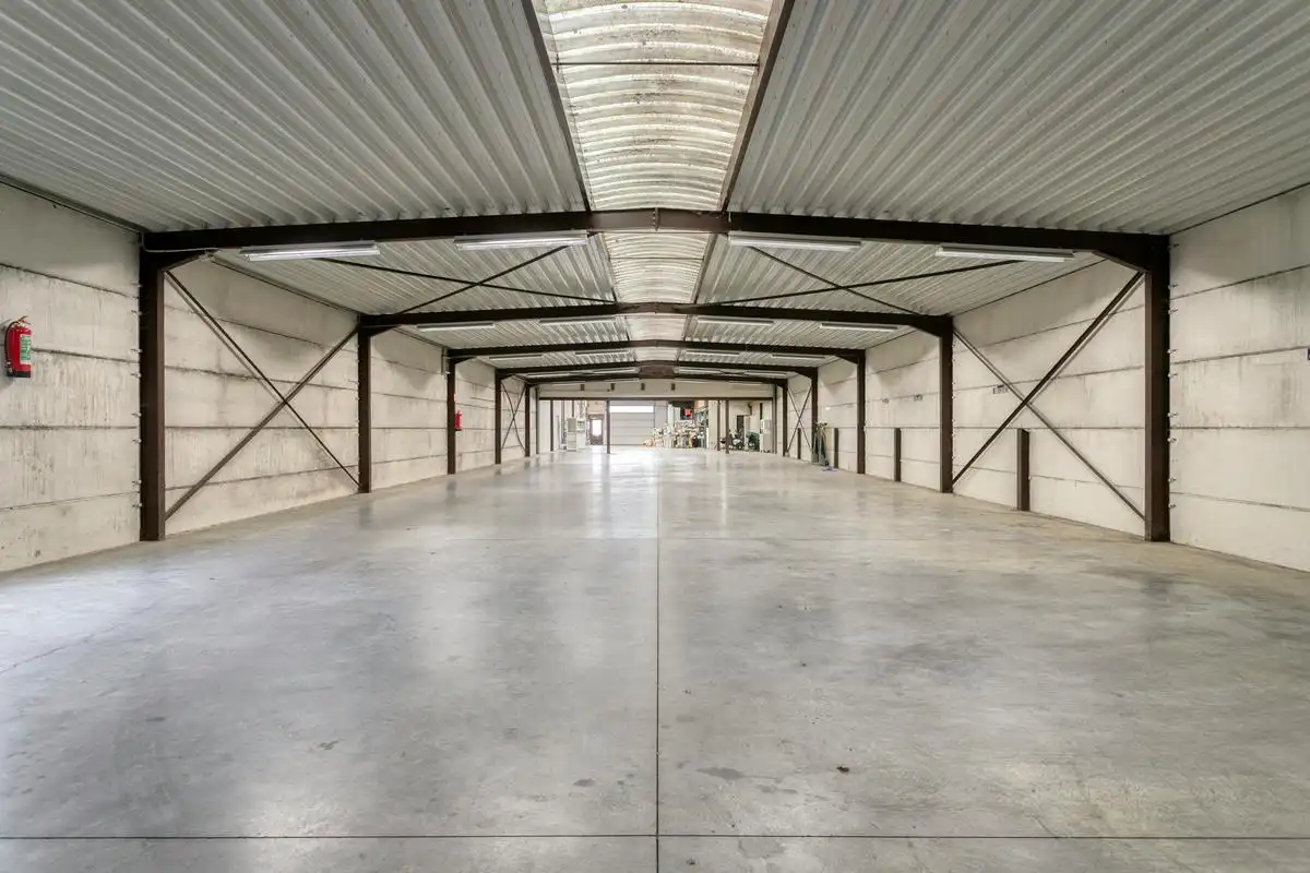 Magazijn van circa 1.285 m² met woning te koop in Bellegem foto 18
