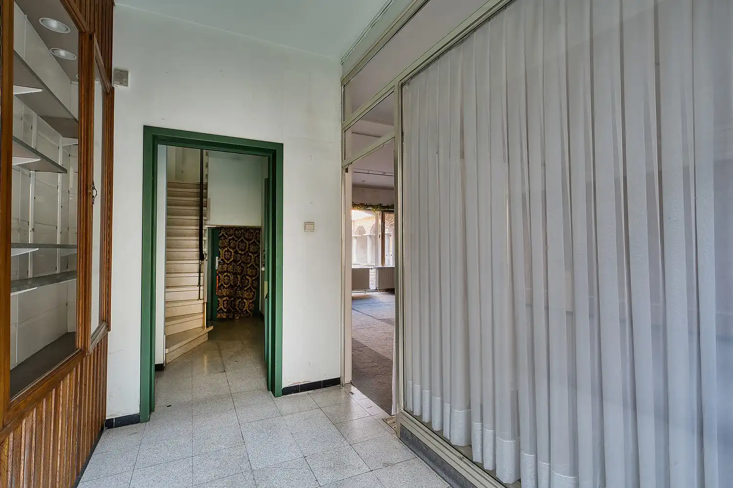 Hartje Brugge &nbsp;TOP &nbsp;TOERISTISCHE LIGGING , in de GOUDEN DRIEHOEK, Uitzonderlijk HANDELSPAND ( gevelbreedte 11 meter) &nbsp; &nbsp; &nbsp; &nbsp; &nbsp; &nbsp; &nbsp; &nbsp; &nbsp; &nbsp; &nbsp; &nbsp;&nbsp; LICHTRIJKE WINKELRUIMTE ,uitgevend op &nbsp;Exclusieve STADSPATIO met overdekte rondgang van 105m²+ GARAGE van 30 m² UNIEK&nbsp; IN BRUGGE op dergelijke ligging ! ERBOVEN lichtrijk ruim APPARTEMENT met zonneterras, foto 16