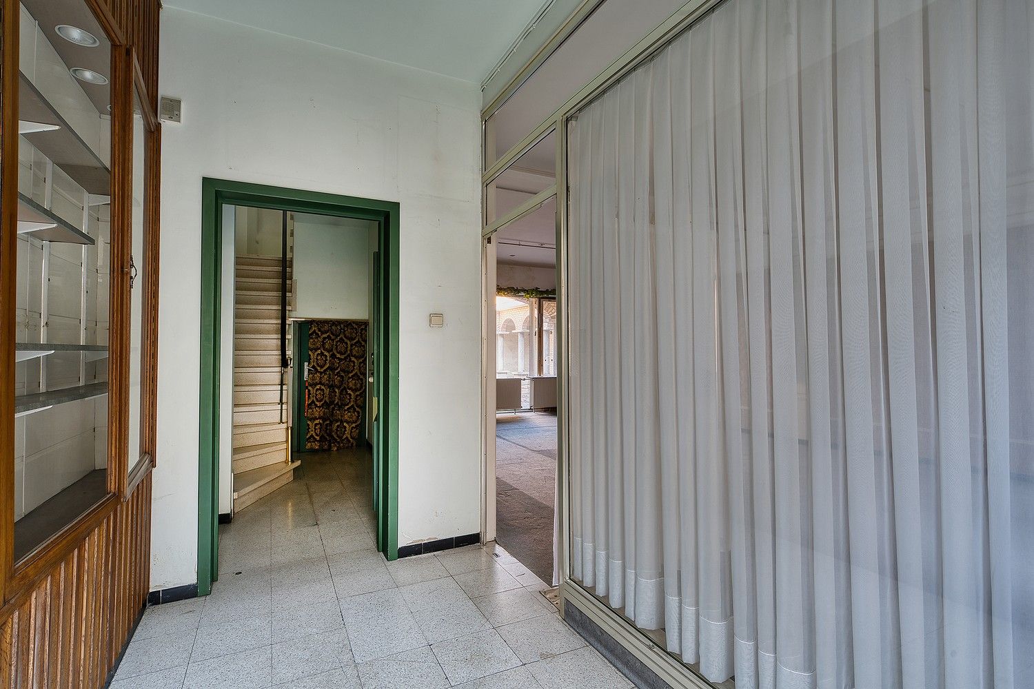 Hartje Brugge  TOP  TOERISTISCHE LIGGING , in de GOUDEN DRIEHOEK, Uitzonderlijk HANDELSPAND ( gevelbreedte 11 meter)                          LICHTRIJKE WINKELRUIMTE ,uitgevend op  Exclusieve STADSPATIO met overdekte rondgang van 105m²+ GARAGE van 30 m² UNIEK  IN BRUGGE op dergelijke ligging ! ERBOVEN lichtrijk ruim APPARTEMENT met zonneterras, foto 12