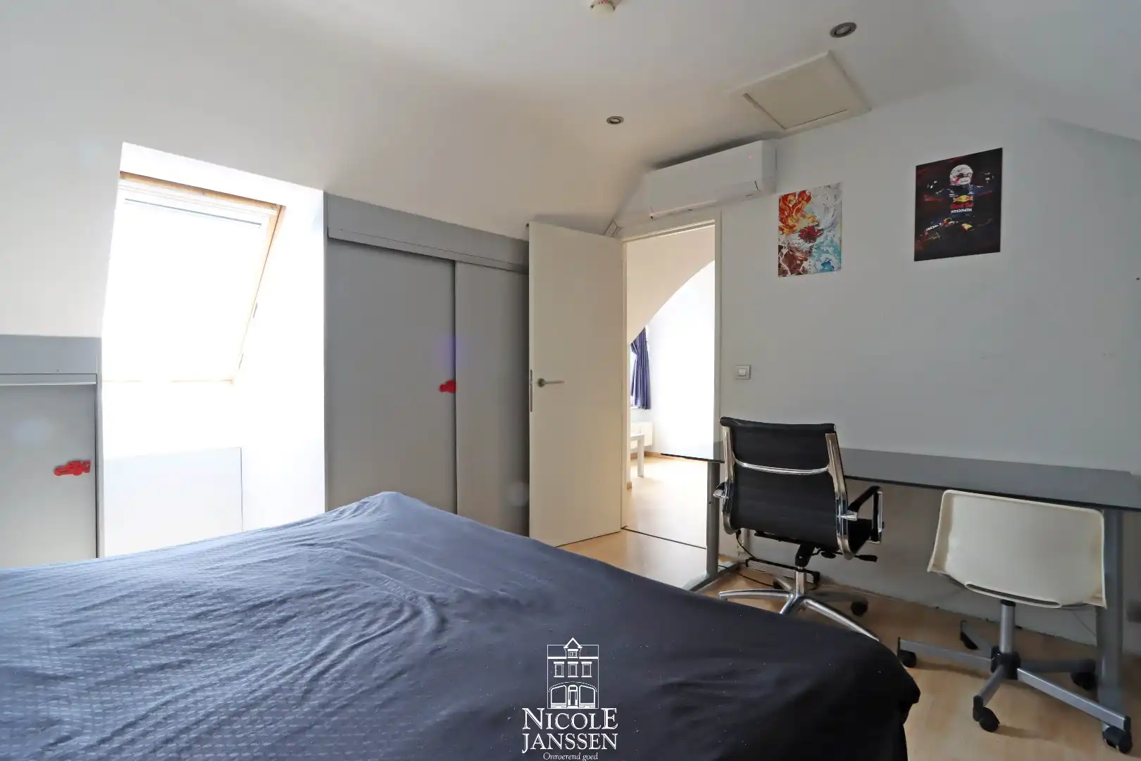 Vrijstaande ruime woning met dubbele garage en grote tuin met zwembad foto 27