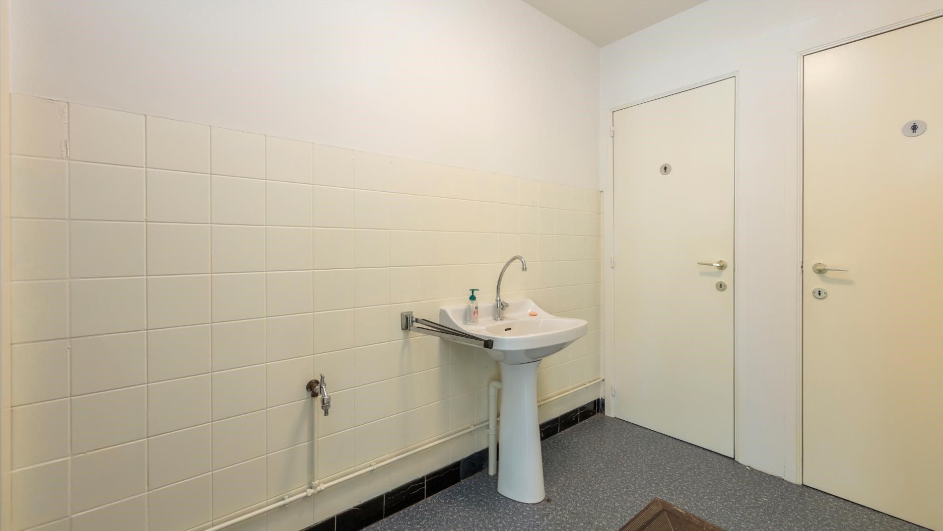 Instapklare winkel/kantoorruimte in winkelcentrum Tienen foto 10