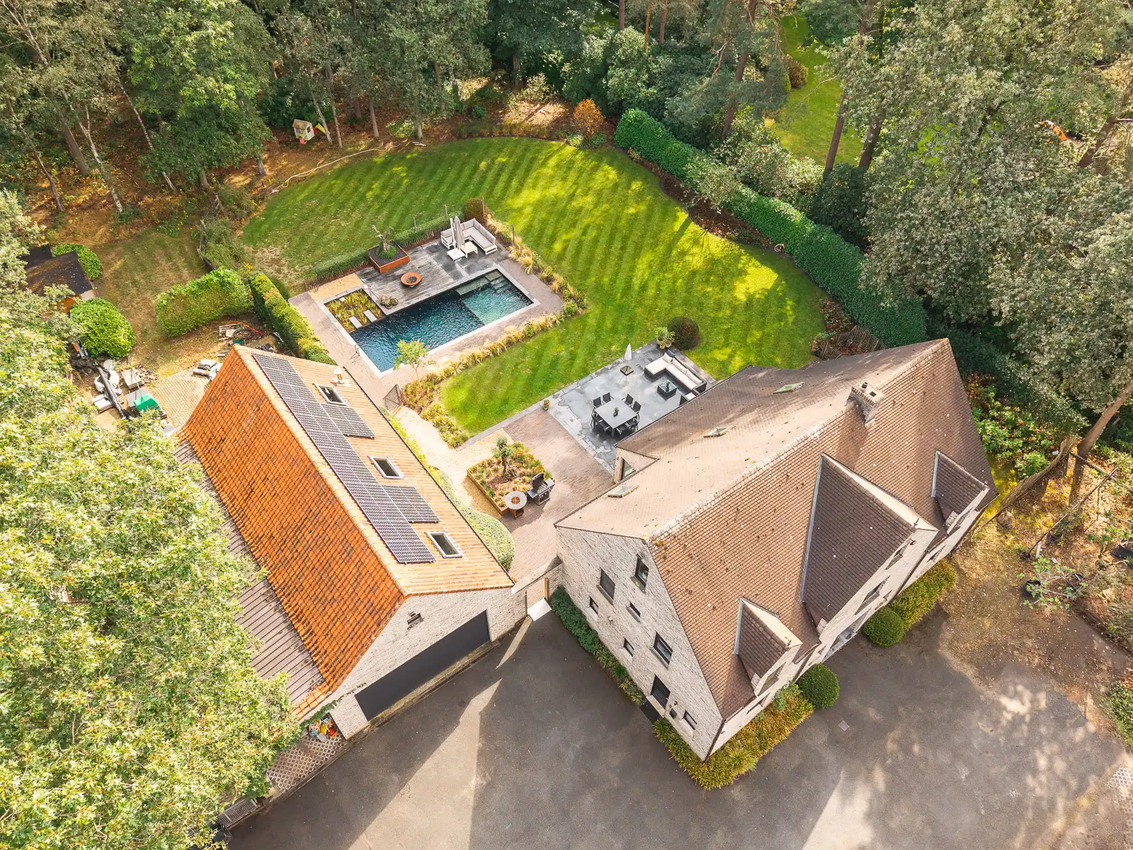Royale villa met zwemvijver en polyvalent bijgebouw foto {{pictureIndex}}