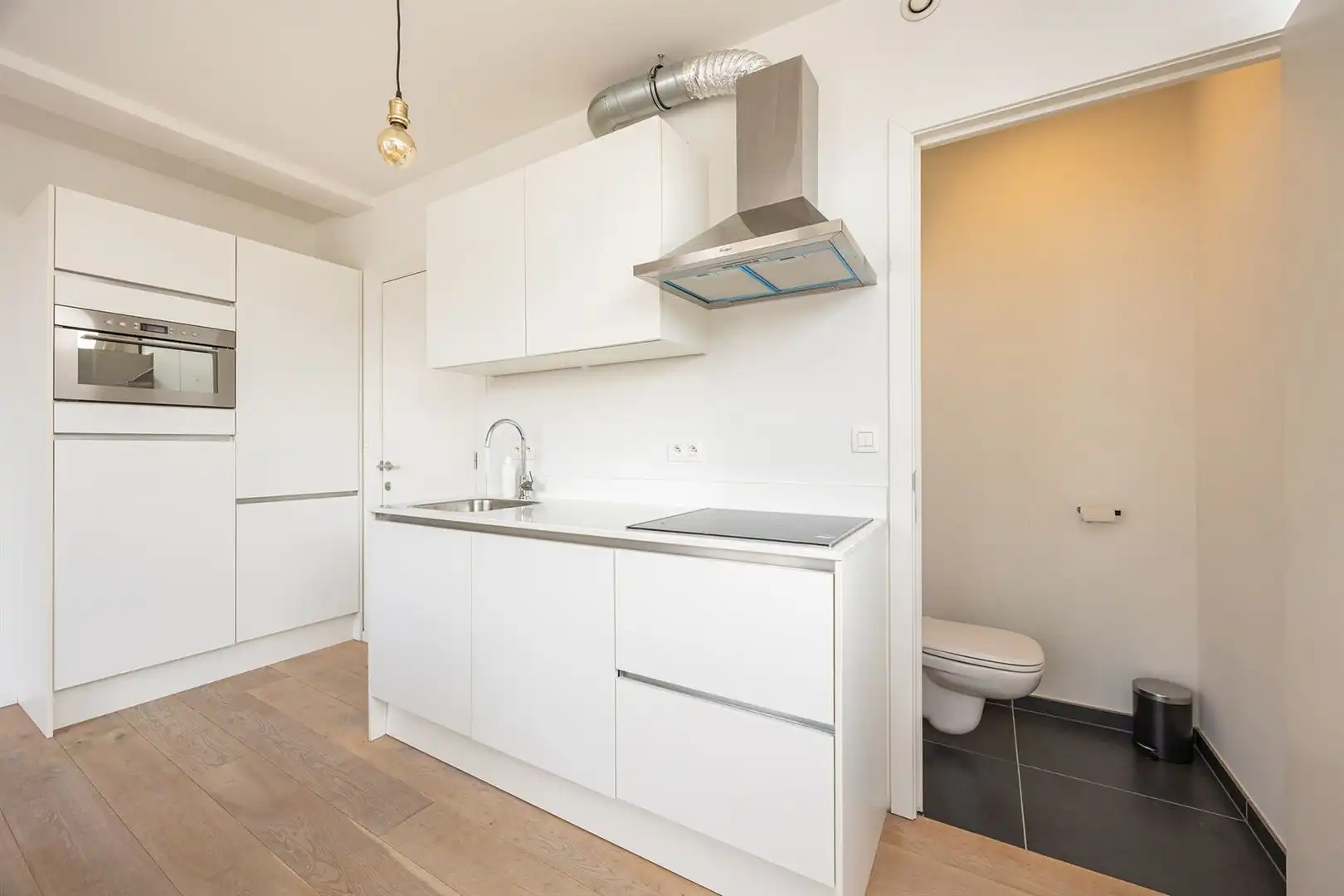 TOPLIGGING in het hart van de stad!! Studio-appartement mét terras! foto 6