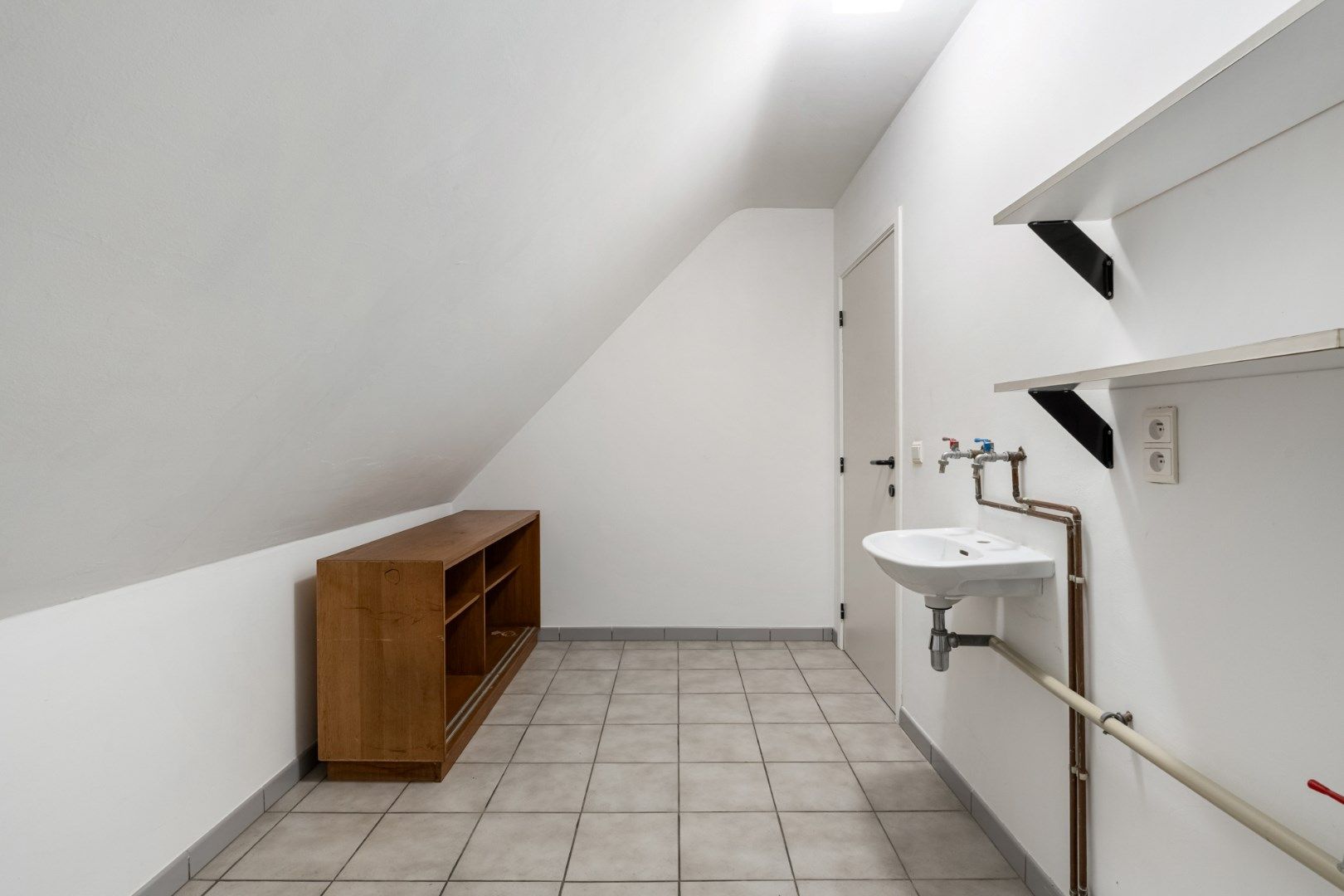 Comfortabel gebouw, onderverdeeld in een gelijkvloers appartement en een woning (210 + 210A), op een perceel van 9a60 met diverse mogelijkheden (kangoeroewoning foto 27
