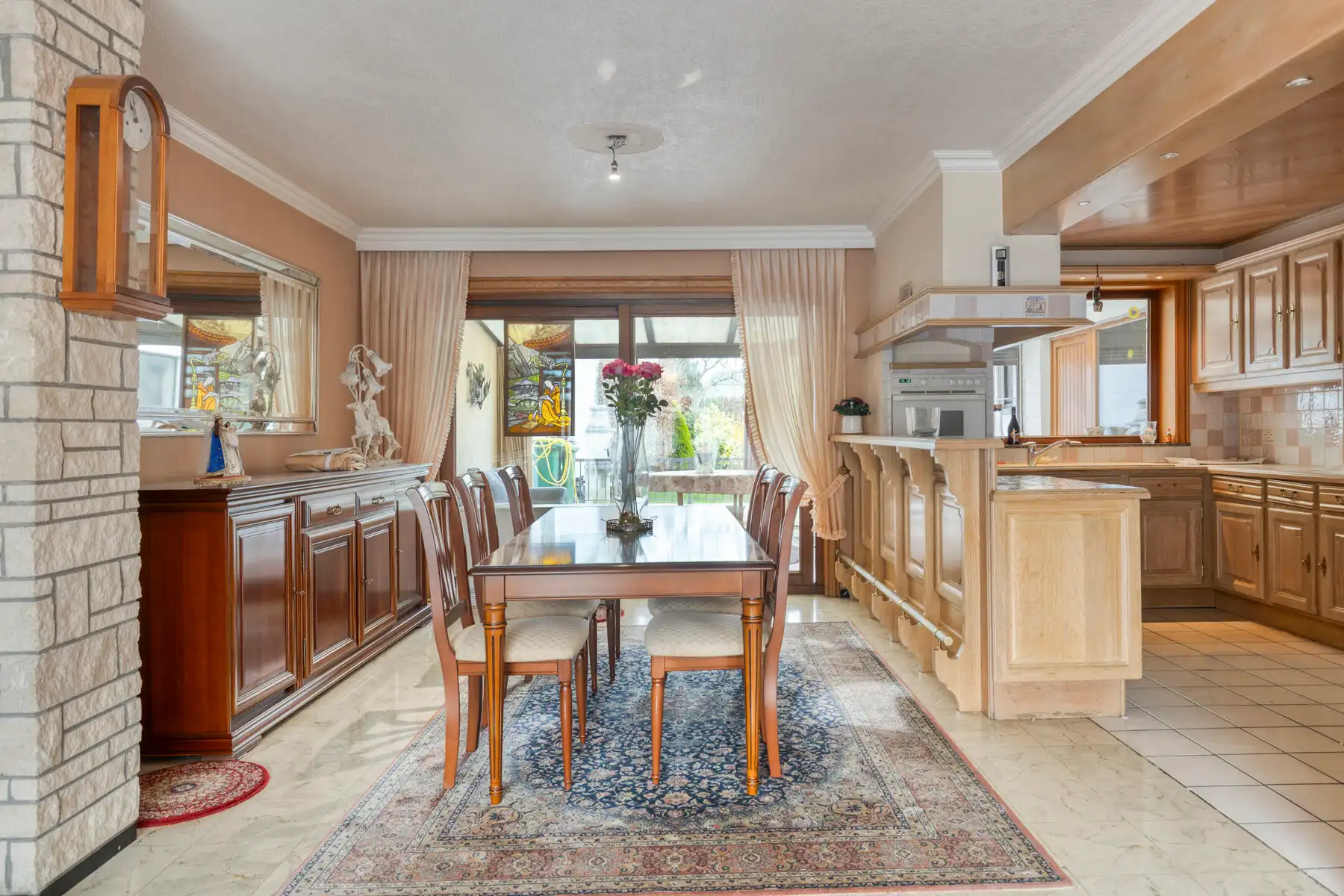 Leemans Immobiliën biedt u deze solide en ruime woning aan op een uitstekende en centrale ligging in Denderleeuw. foto 4