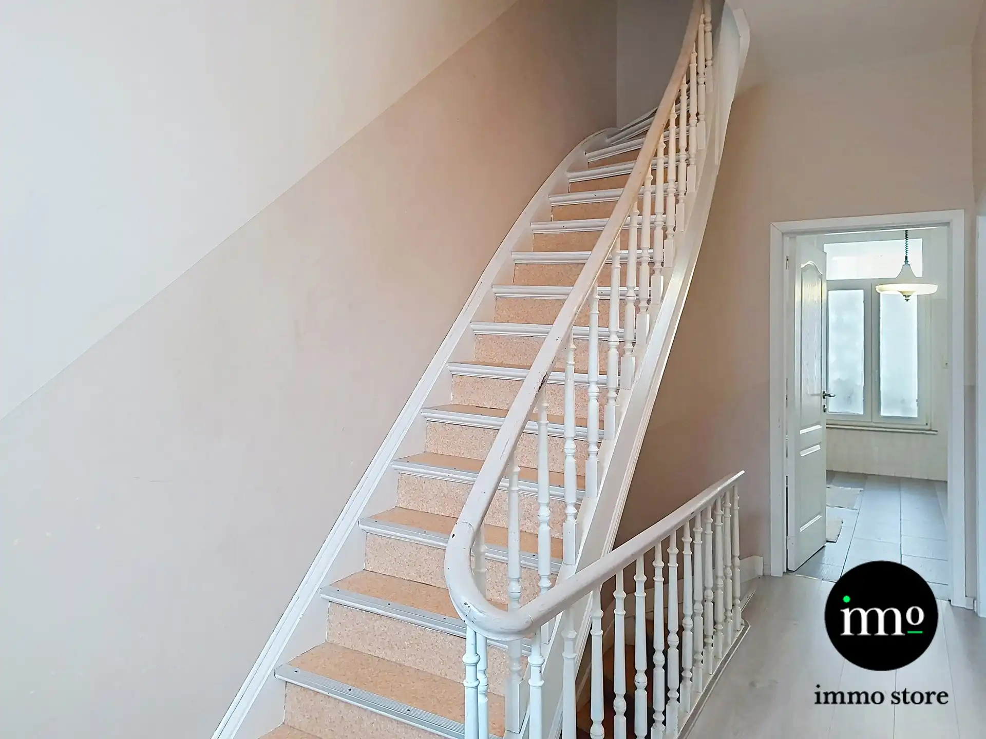 Ruime woning met 4 slpk en veel potentieel foto 13