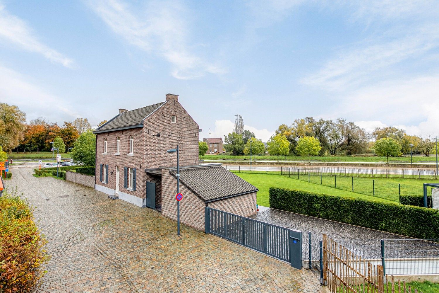 Stijlvol gerestaureerd herenhuis met authentieke flair in het historisch centrum van Oud-Rekem! foto 1