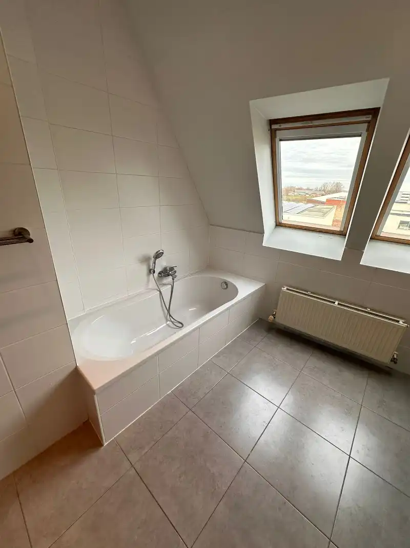 Ruim en lichtrijk 2-slaapkamerappartement met groot terras foto 4